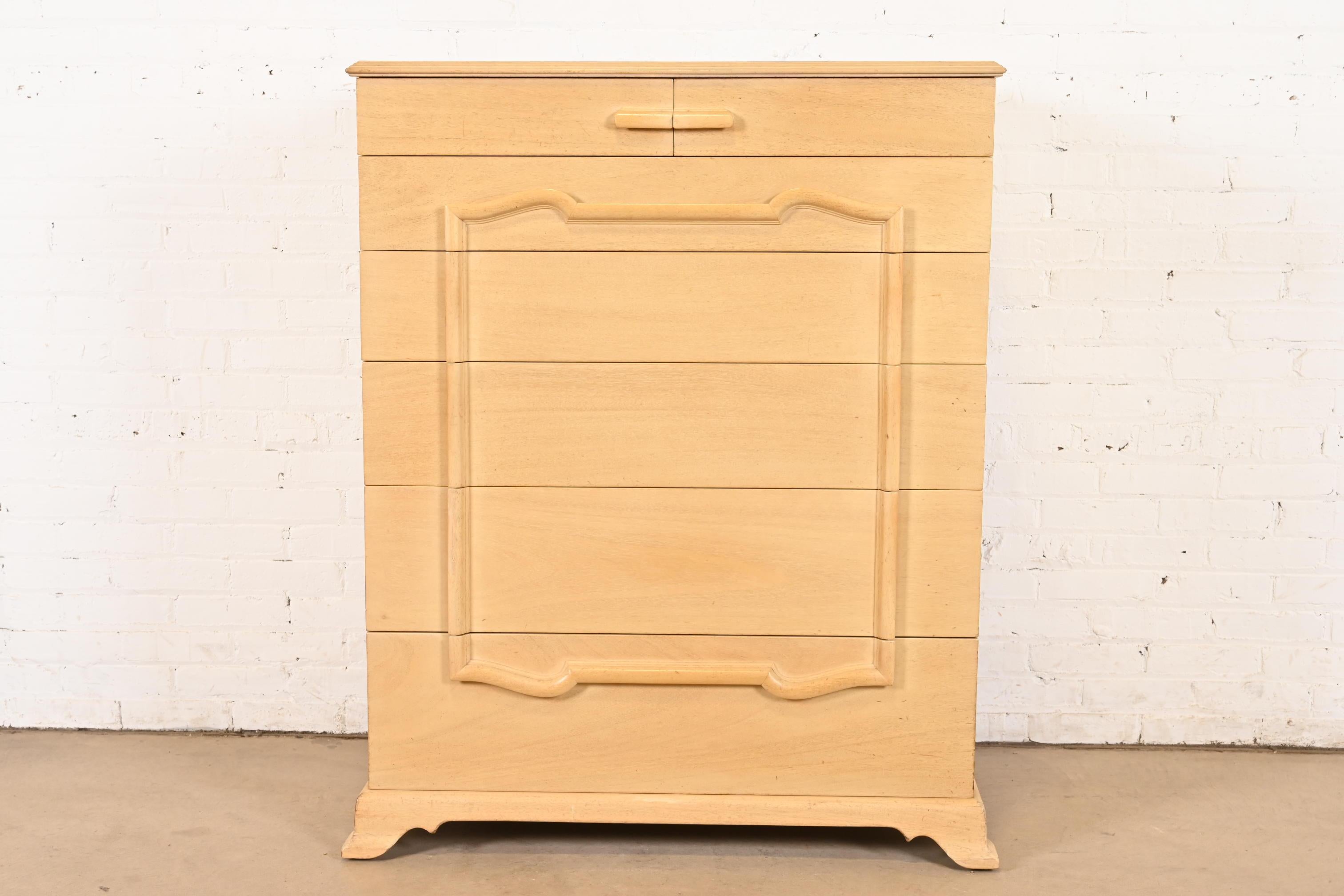 Magnifique commode haute ou commode à tiroirs en acajou blanchi sculpté de style Hollywood Regency du milieu du siècle dernier.

Par Grosfeld House

États-Unis, vers les années 1940

Dimensions : 40 