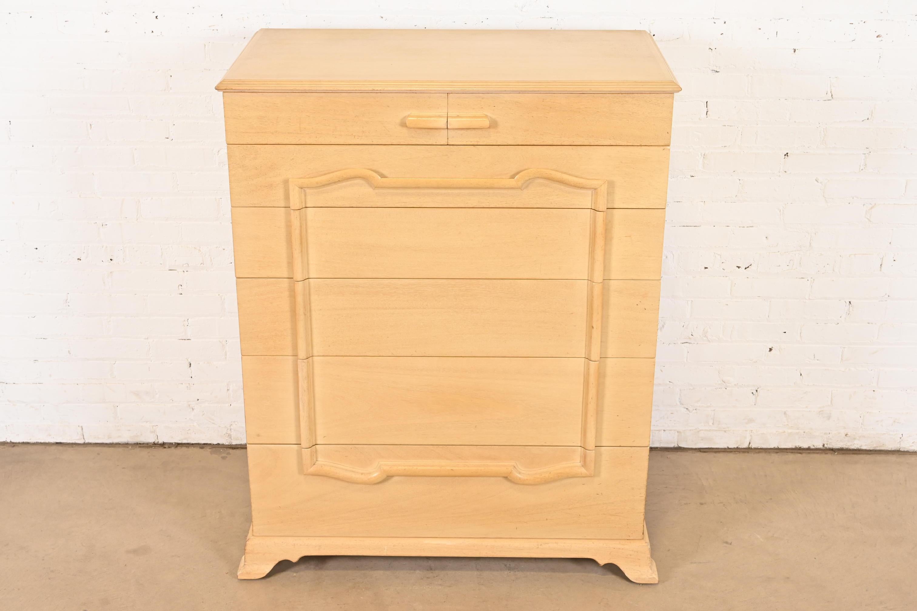 Américain Commode haute Grosfeld House Hollywood Regency du milieu du siècle dernier en acajou blanchi en vente