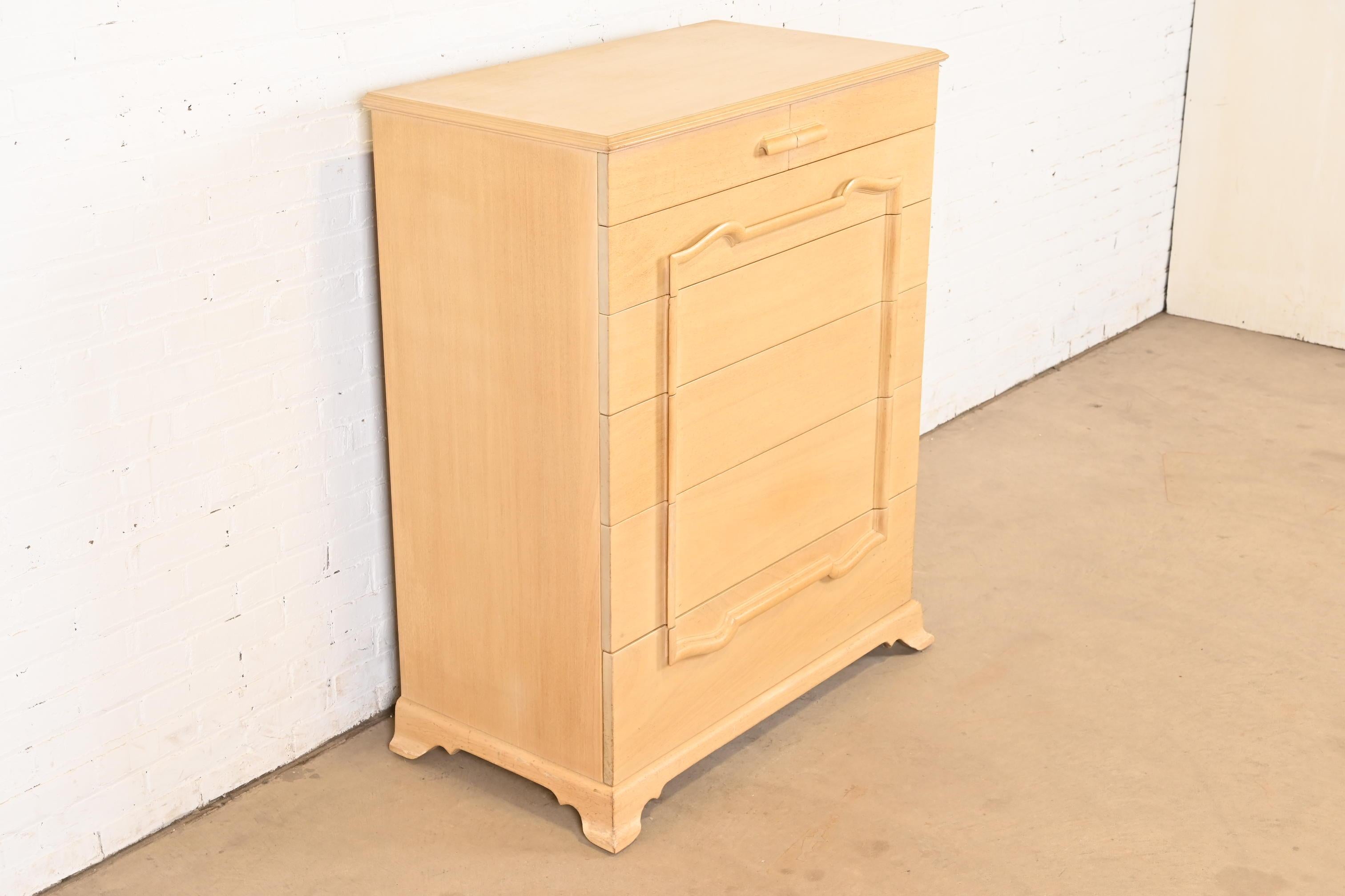 Milieu du XXe siècle Commode haute Grosfeld House Hollywood Regency du milieu du siècle dernier en acajou blanchi en vente