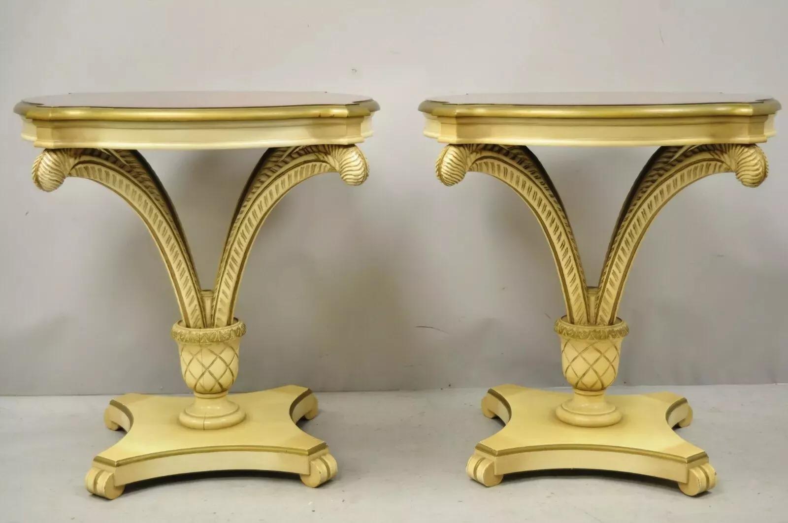Mesas auxiliares de estilo Regencia con pedestal de plumas talladas Vintage Grosfeld House - un par. El artículo presenta un pedestal tallado en forma de piña y pintado de color crema, tallas de plumas de penacho, hermosas vetas de madera, gran