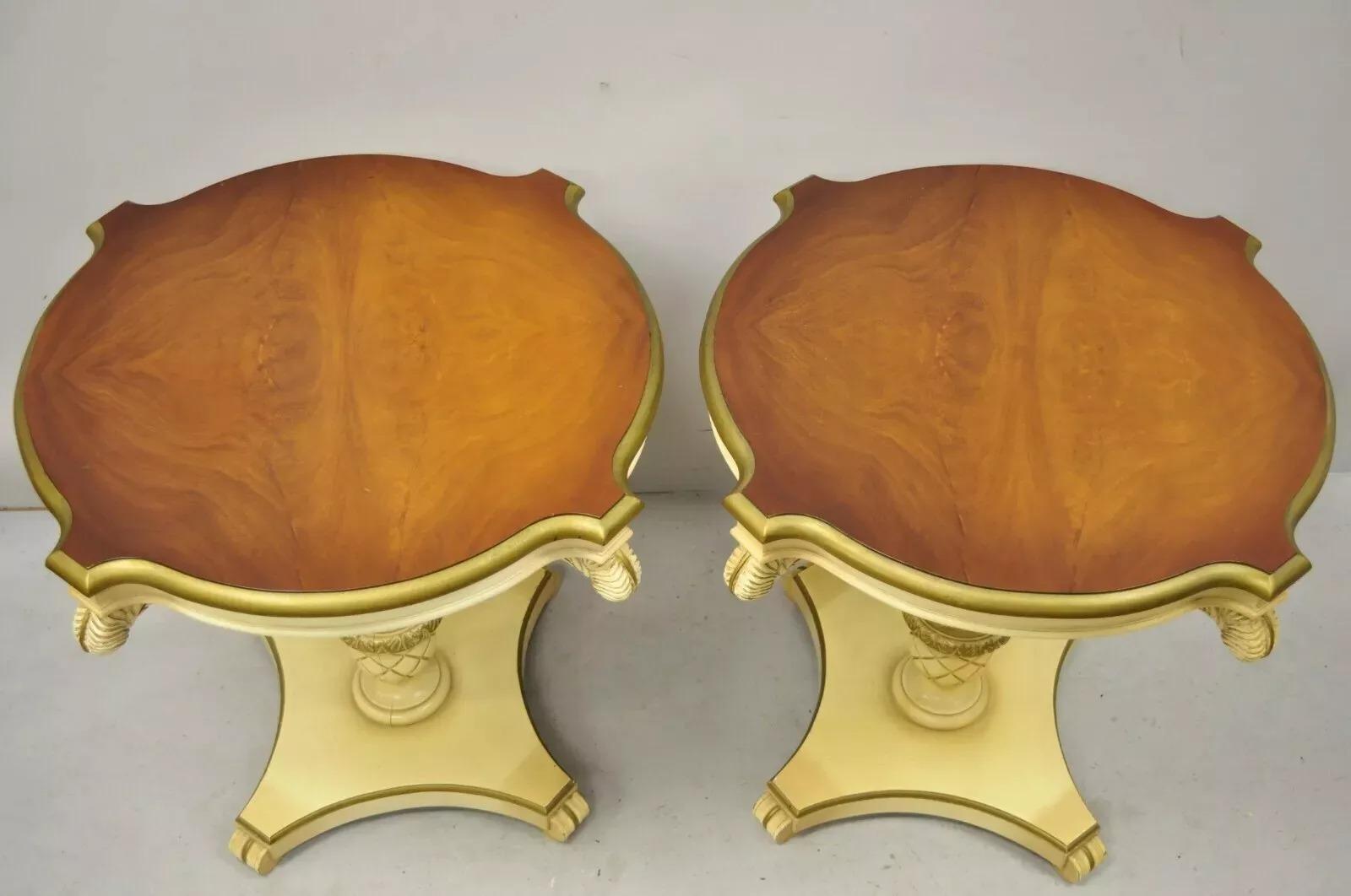 Mesas auxiliares de la Regencia con pedestal de plumas talladas Grosfeld House - Pareja Desconocido en venta