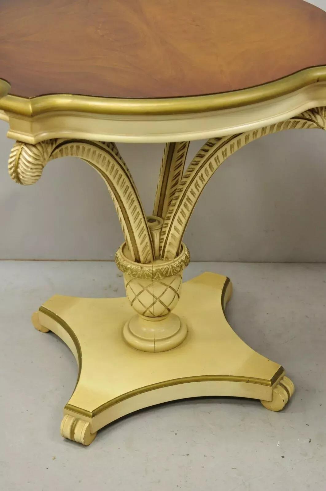 Mesas auxiliares de la Regencia con pedestal de plumas talladas Grosfeld House - Pareja en Bueno estado para la venta en Philadelphia, PA