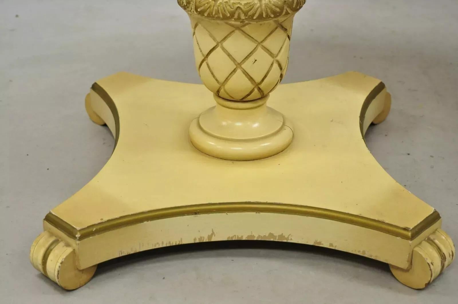 Mesas auxiliares de la Regencia con pedestal de plumas talladas Grosfeld House - Pareja siglo XX en venta