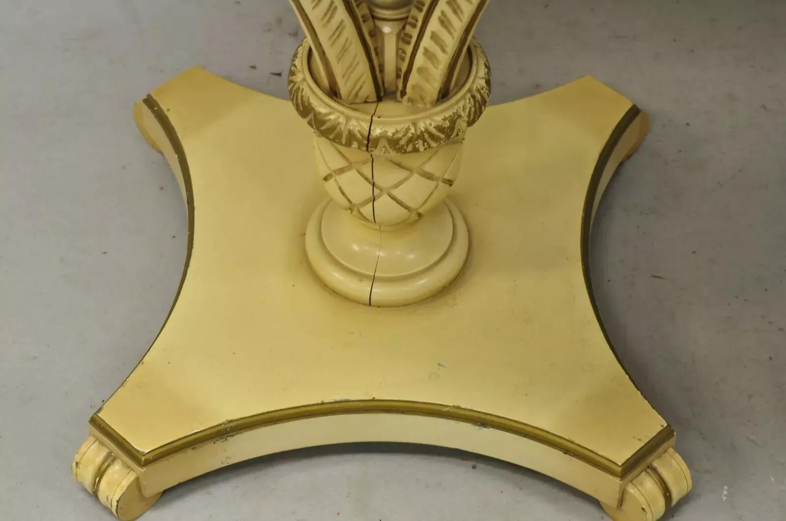 Mesas auxiliares de la Regencia con pedestal de plumas talladas Grosfeld House - Pareja Nogal en venta