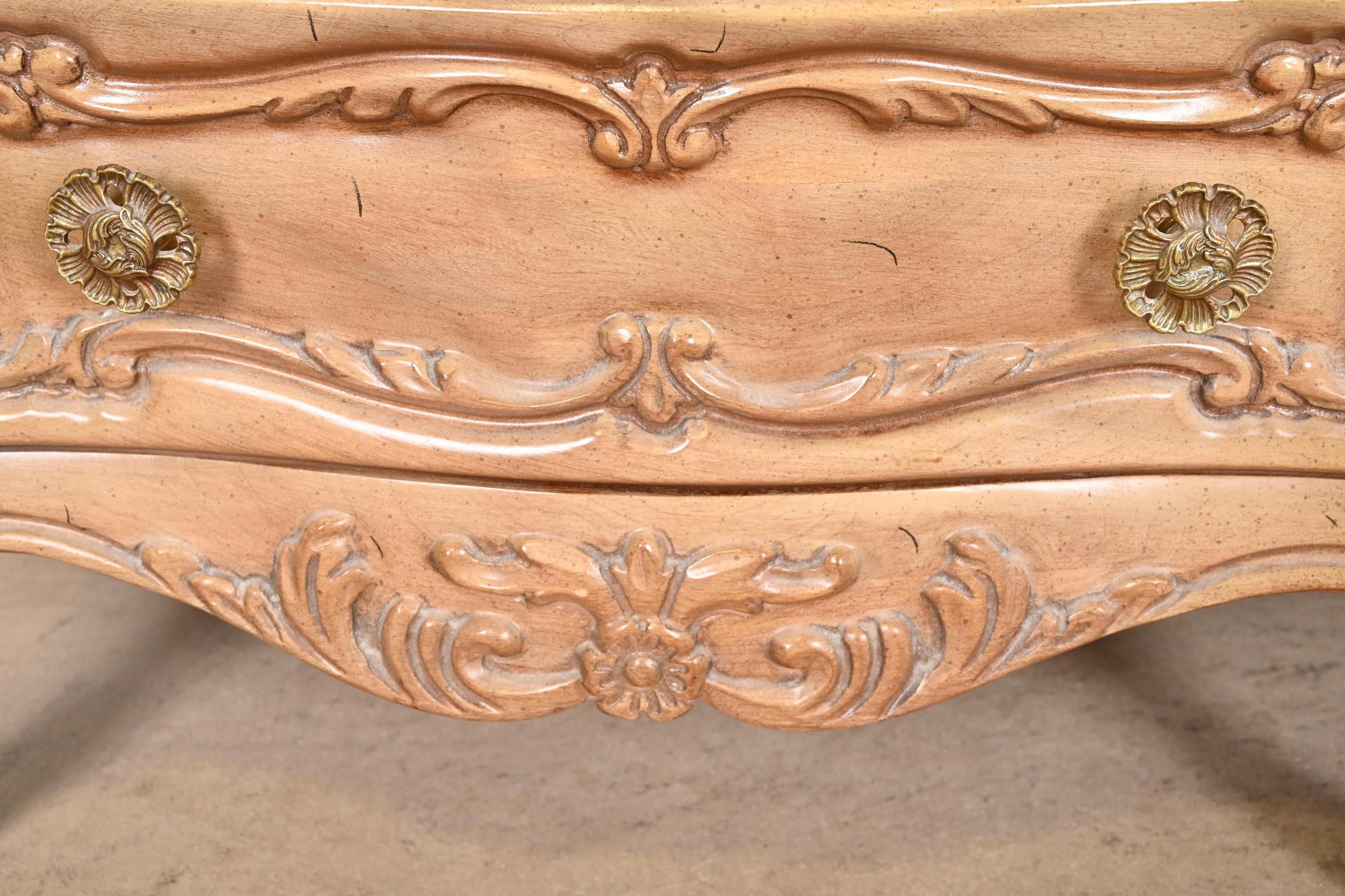 Grosfeld House Style Français Provincial Louis XV Bedside Chests Bleached Walnut (Coffres de chevet en noyer blanchi) en vente 6