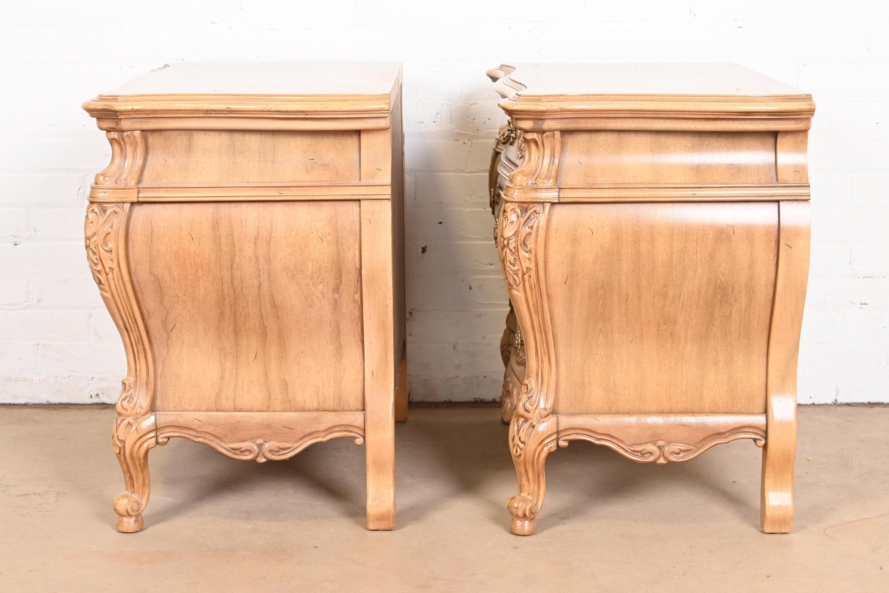 Grosfeld House Style Français Provincial Louis XV Bedside Chests Bleached Walnut (Coffres de chevet en noyer blanchi) en vente 8