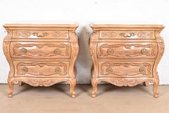 Grosfeld House Style Français Provincial Louis XV Bedside Chests Bleached Walnut (Coffres de chevet en noyer blanchi)