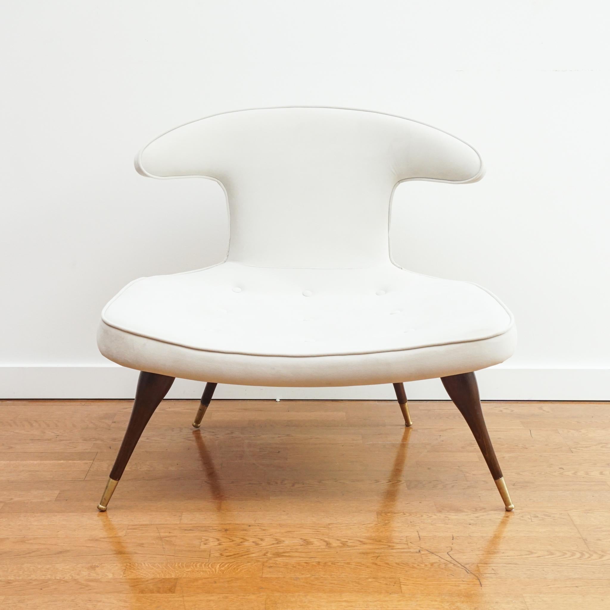 Le design distinctif de cette chaise longue rembourrée rappelle le style et la qualité associés aux meubles de Karpen of California.  Dotée d'une assise généreuse, la chaise possède des pieds coniques en angle et un dossier de style klismos avec des