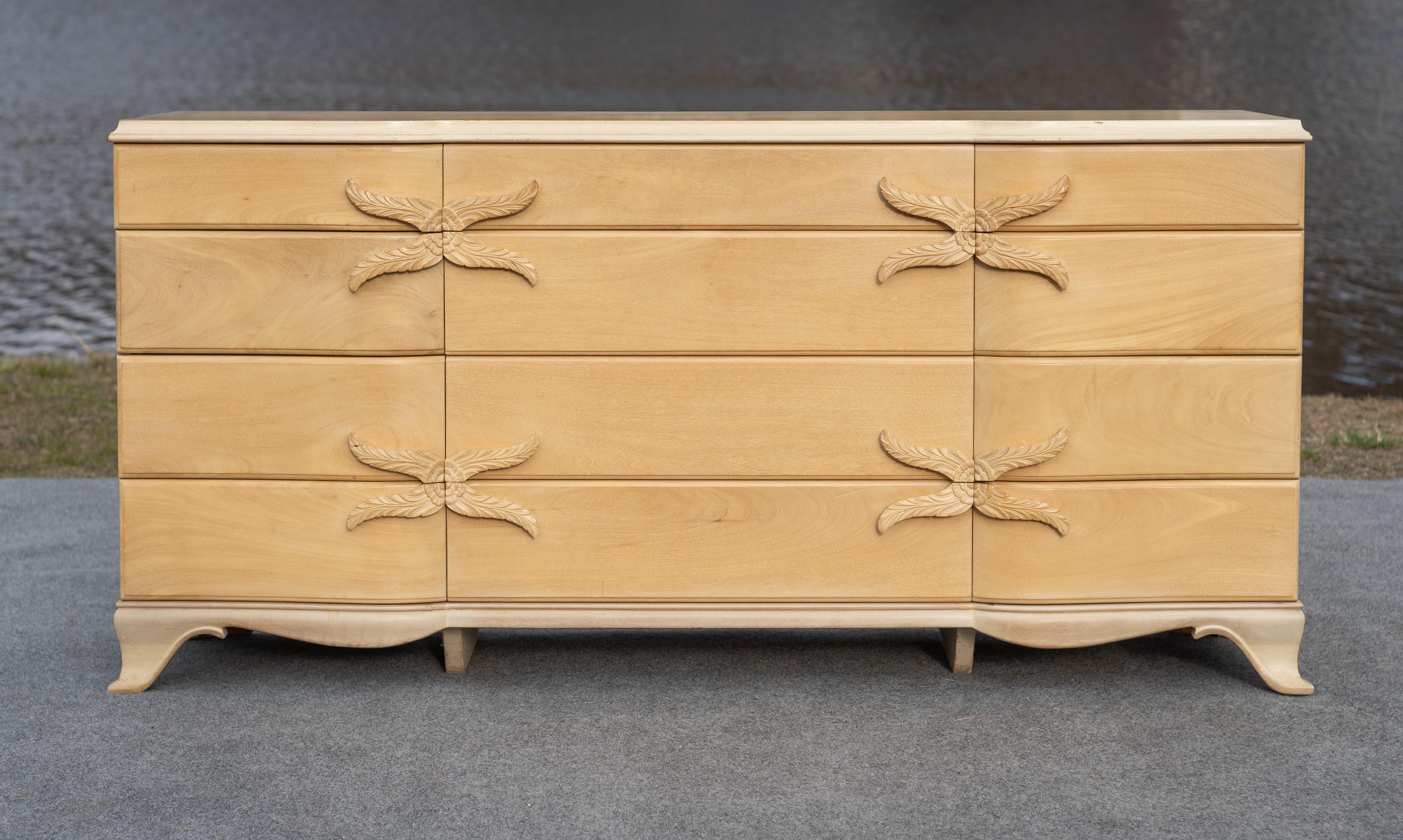Progettata e realizzata negli anni '50, questa cassettiera presenta una straordinaria qualità costruttiva. Simile alle cassapanche Herman Miller di Nelson, questo mobile è realizzato in massello di primavera, un tipo di legno duro sbiancato. La