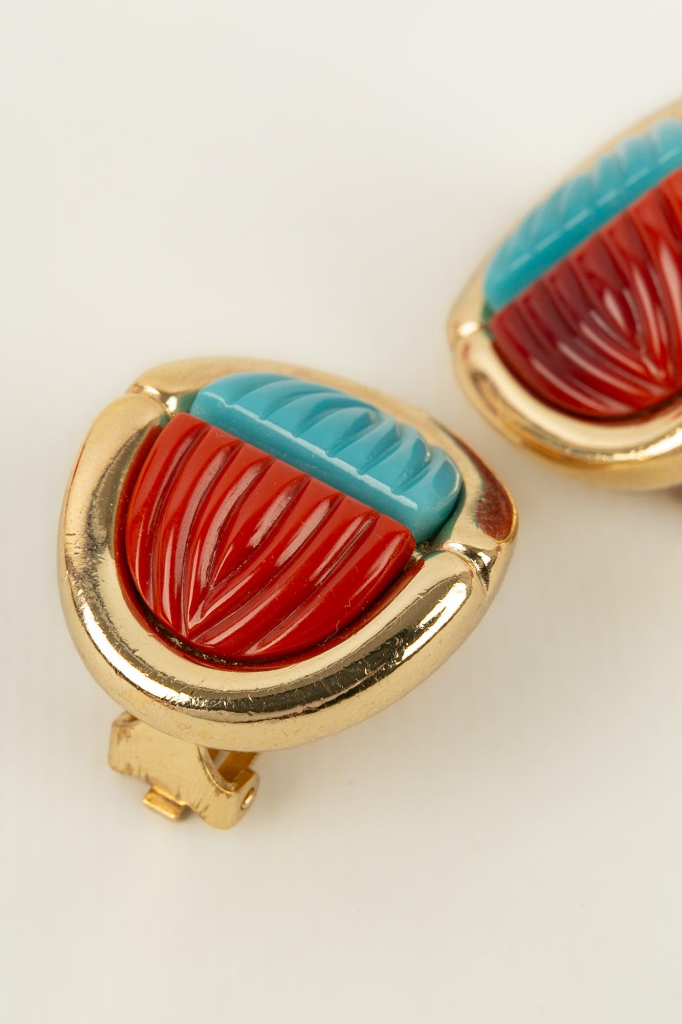 Women's Grossé Clip-on Earrings in Golden Metal and Glass Paste For Sale