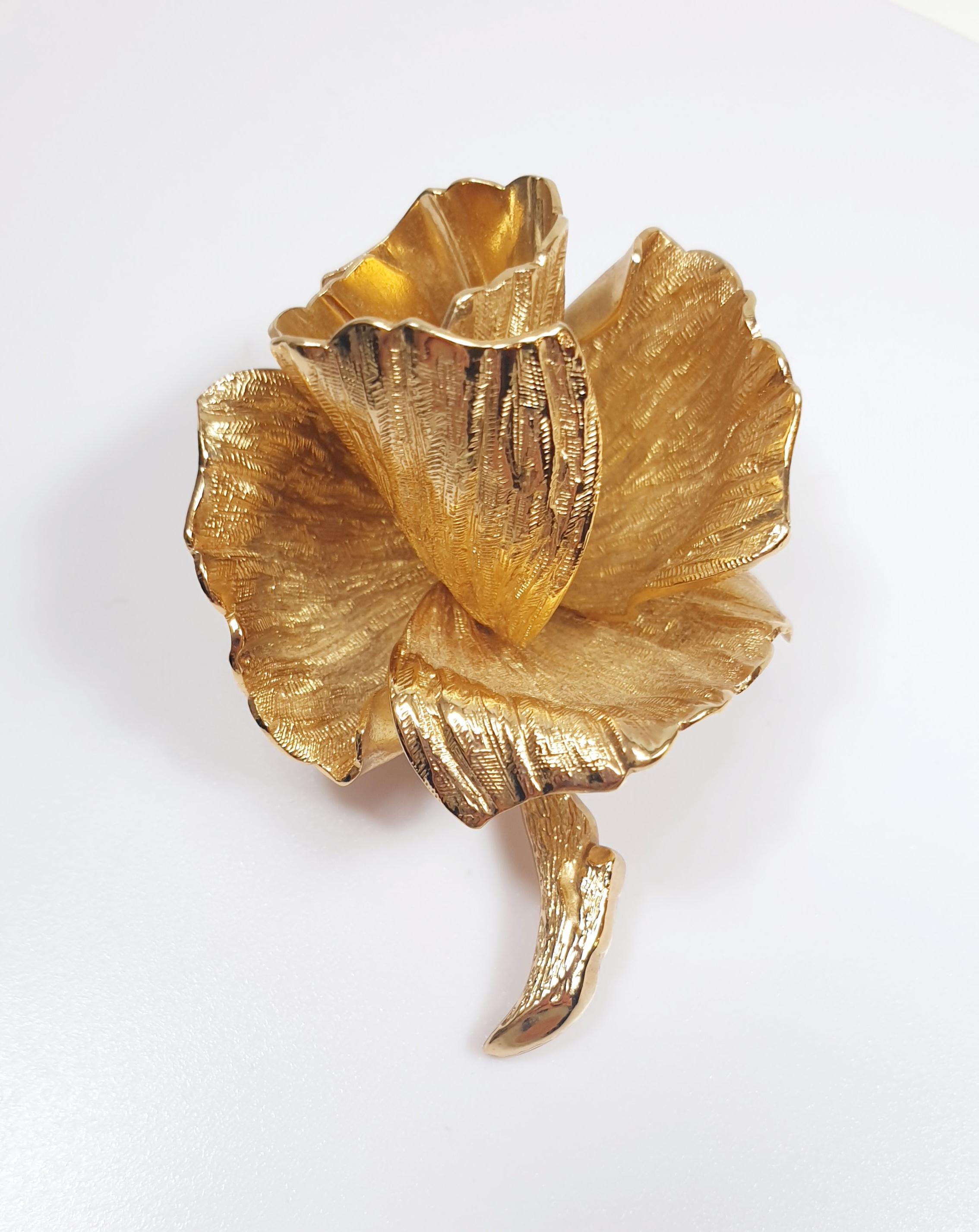 RARE Grosse 1966 Germany Gold plated flower brooch. A beautiful shiny gold plated textured brooch depicting a flower in full bloom. It has the cartridge on the back reading from top to bottom, 19, Grosse, 66, GERMANY. Grosse released similar