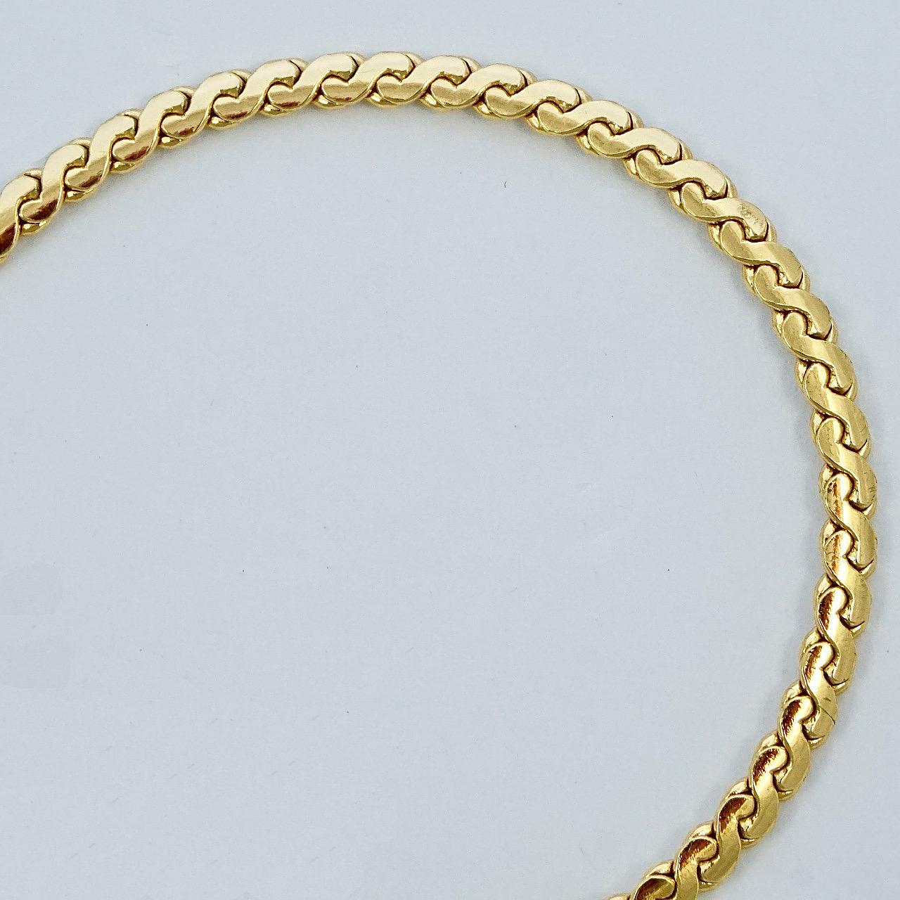 Grossé Germany vergoldete Kette im Serpentinen-Design. Messlänge 81,5 cm / 32 Zoll bei einer Breite von 3 mm / .1 Zoll. Die Halskette ist in sehr gutem Zustand. Wir haben den Federbolzen-Verschluss durch einen neuen ersetzt.

Dies ist eine schöne