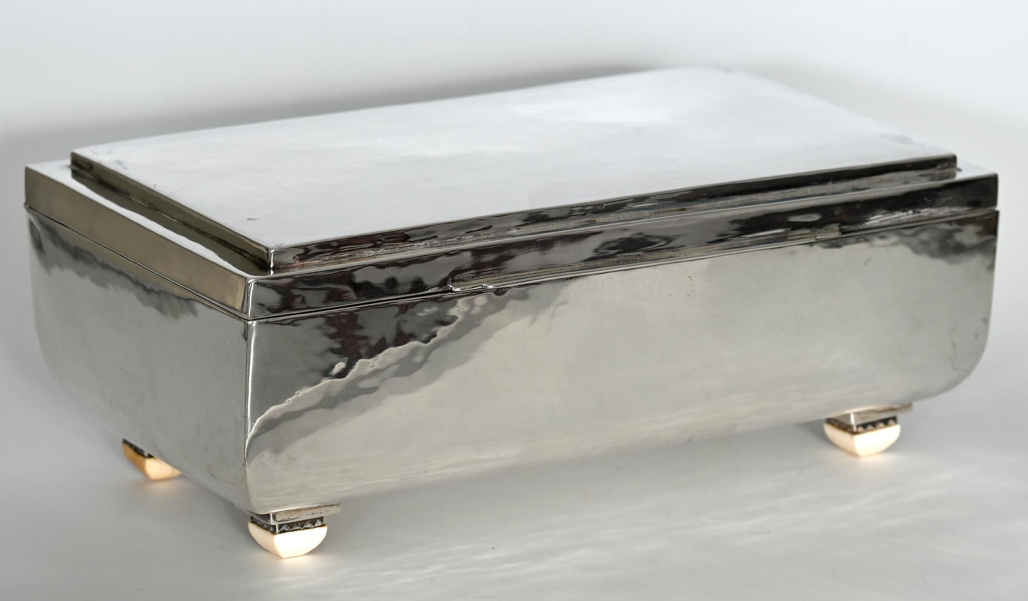 Particularly large and beautiful silver box Art Deco out of sterling silver.
Handcrafted, with a light hammer blow, wonderful example of German Art Deco silversmithing 
The feet are provided with beautiful details
Nice heavy silver quality of 1.2 kg.