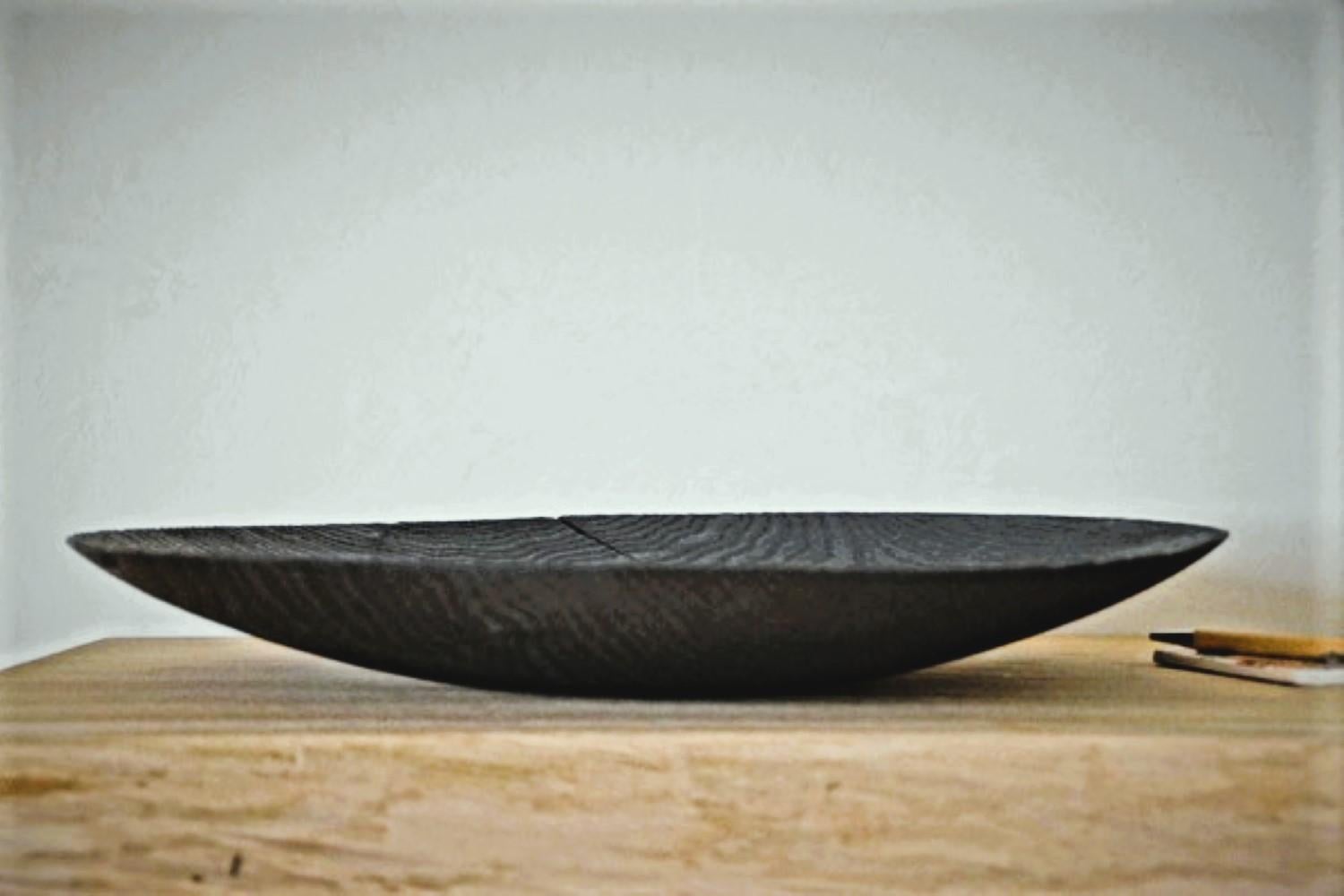 Handgefertigte, gedrechselte Yakisugi-Schale aus einem Stück Eiche. Die dekorative Schale wird in unserem Atelier in Bayern kreiert. Nach dem groben Zuschnitt wird der Holzklotz durch akribische Handarbeit zu einer einzigartigen Schale gedrechselt