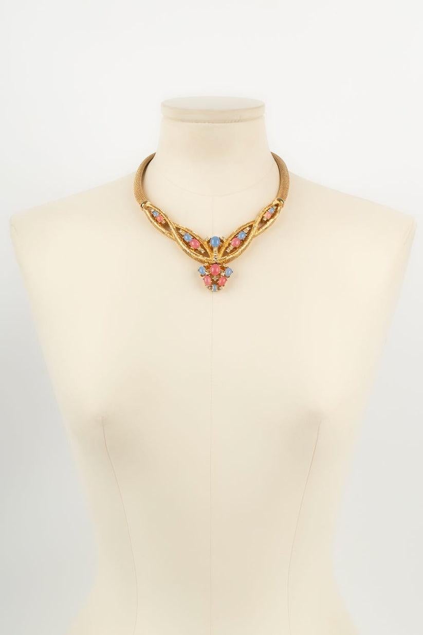 Grossed - Set consisting of a short necklace and earrings made of gold metal, strass and glass paste.

Additional information: 

Dimensions:
Length of the necklace: 42 cm, Height: 3 cm 

Condition: Very good condition

Seller Ref number: PA7