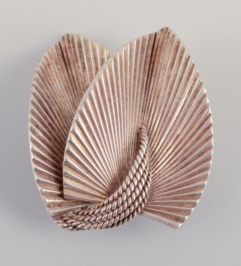 Grosse, Swedish silversmith.  Sterling silver brooch. Dated 1958. In Excellent Condition For Sale In bronshoj, DK