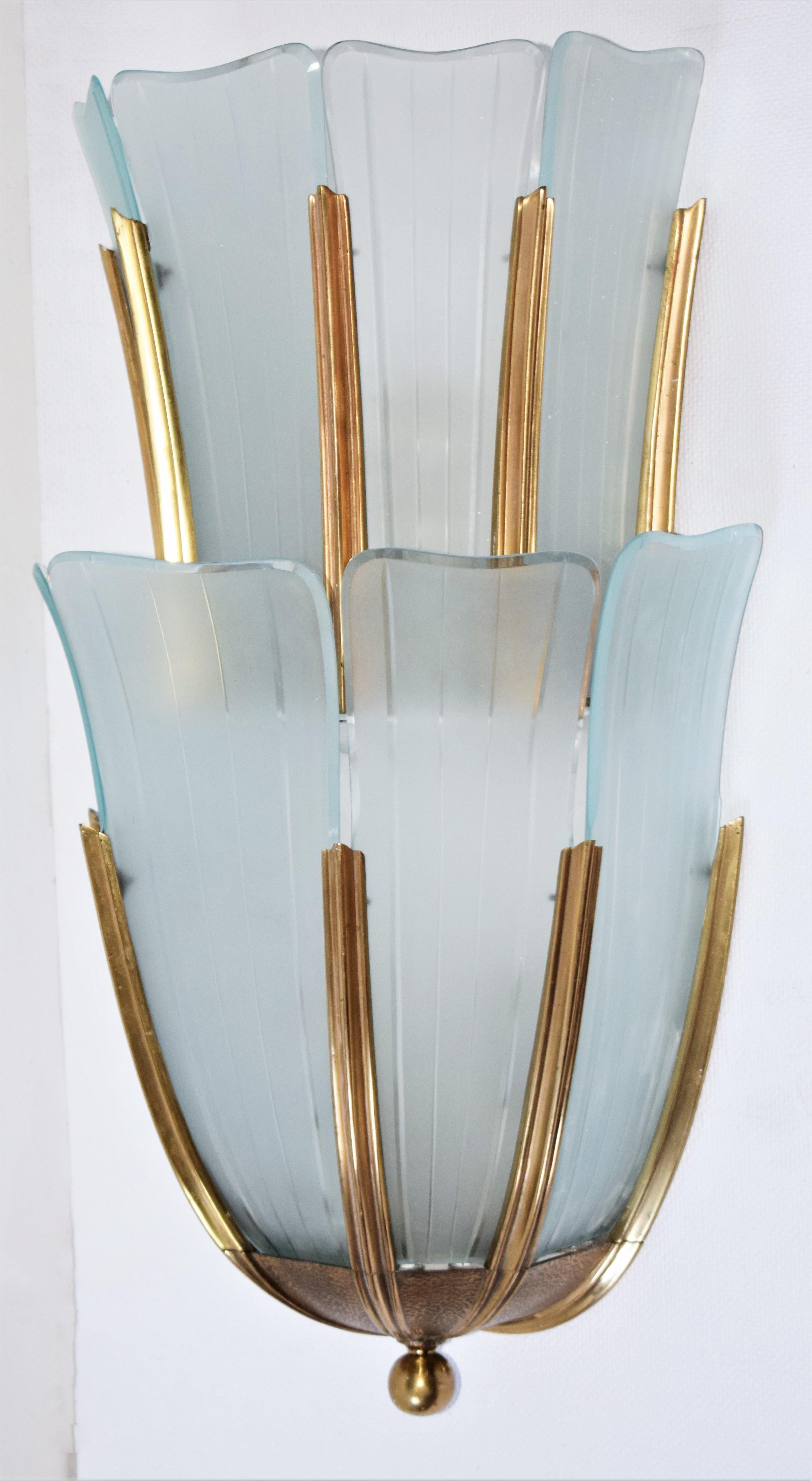 Riesige Wandlampe - è stato realizzato per un teatro in Norditalien.
Montierung a mano su Messing.
10 Glasteile aus geäztem Muranoglas.
5 Glühbirnen E27.
Sehr schwer - circa 25 kg
Es gibt 3 idente Wandlampen

63 cm di altezza