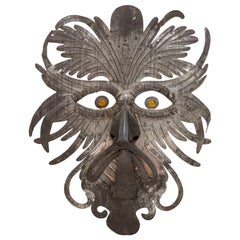 Masque grotesque en métal argenté repoussé:: 1970