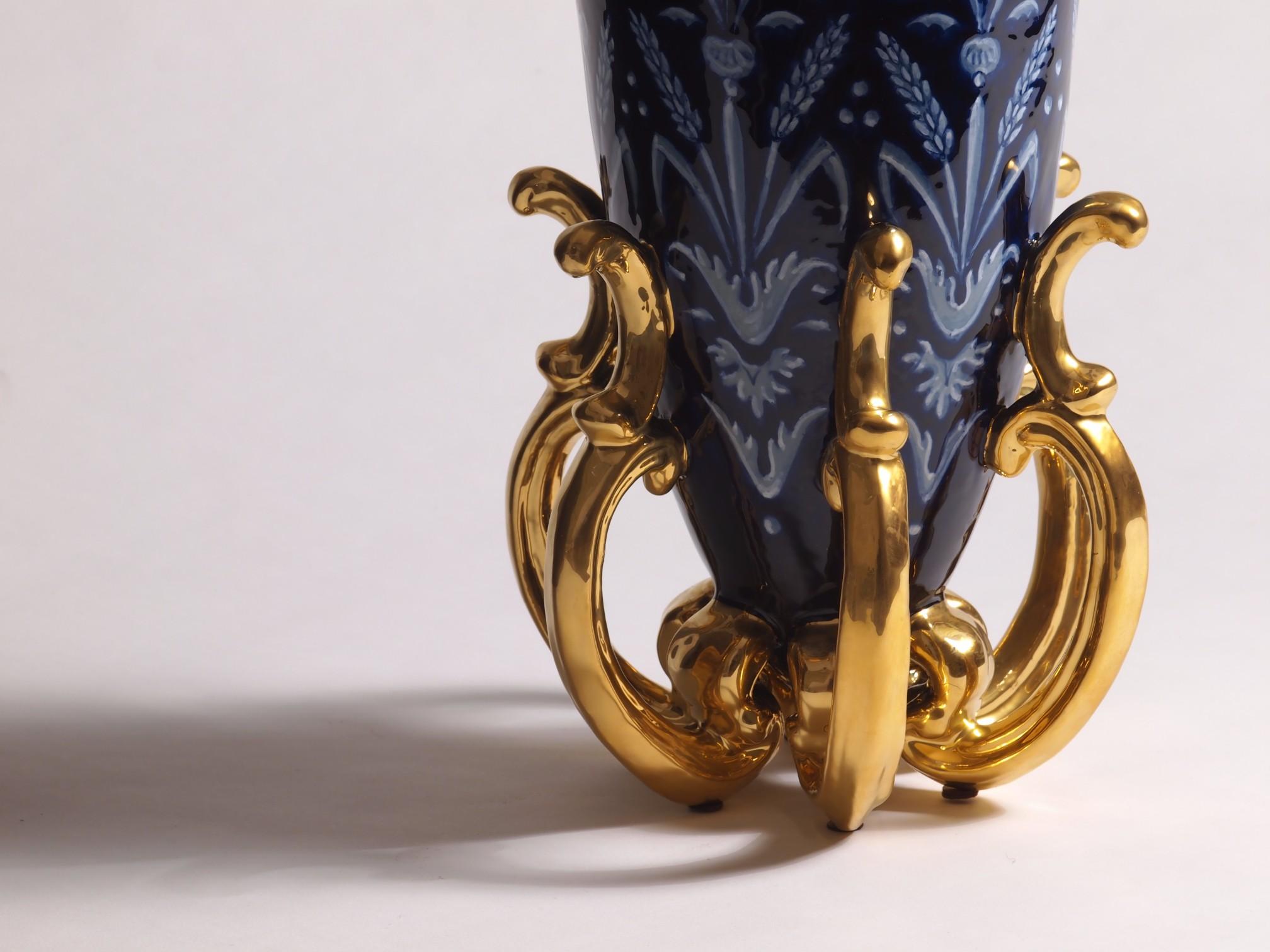 Renaissance  Grand vase en céramique Grotesque contemporain peint à la main, majolique émaillée et or en vente