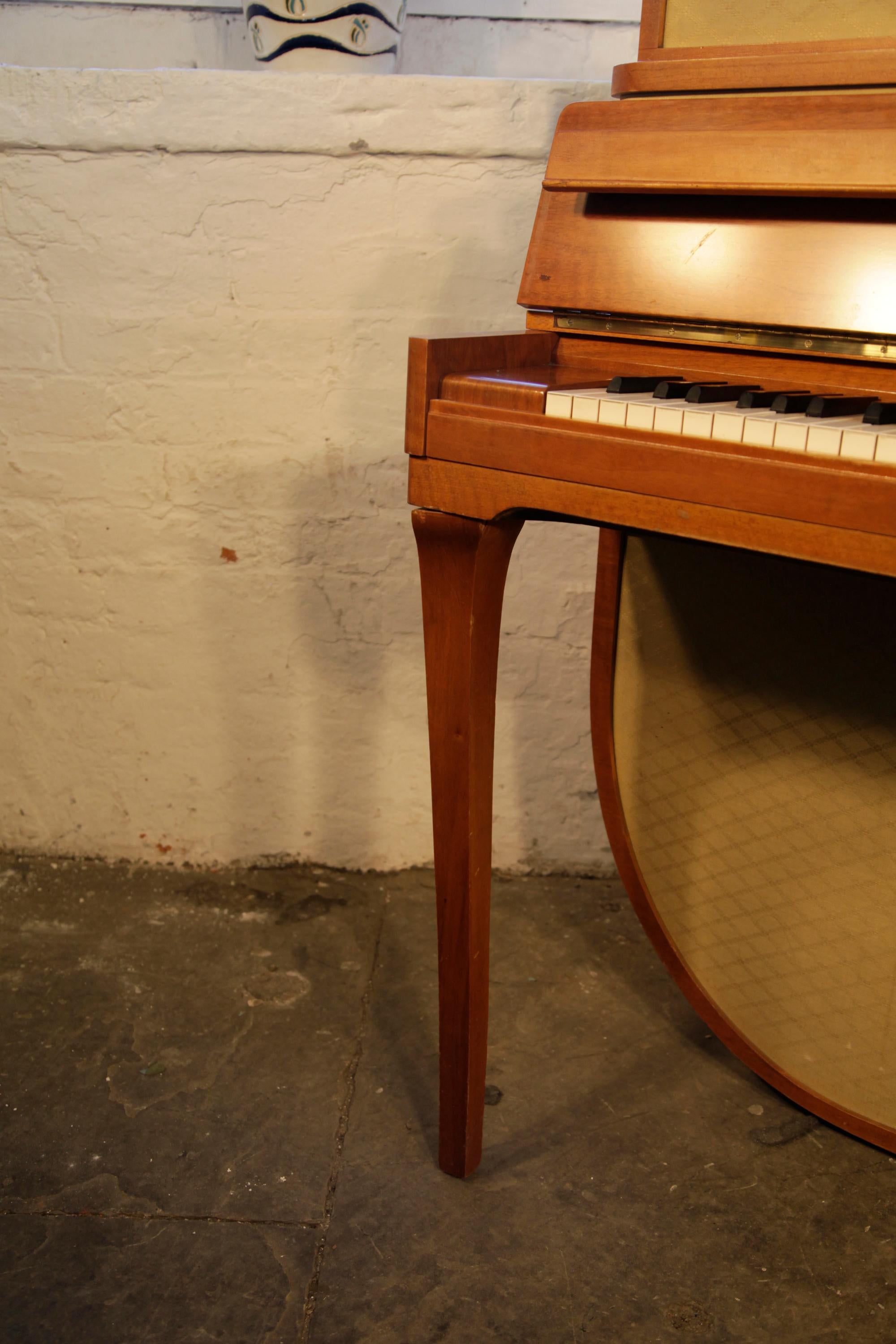 Allemand Panneau de tissu en noyer moderne du milieu du siècle dernier pour piano droit Grotrian Steinweg Modèle 110 en vente