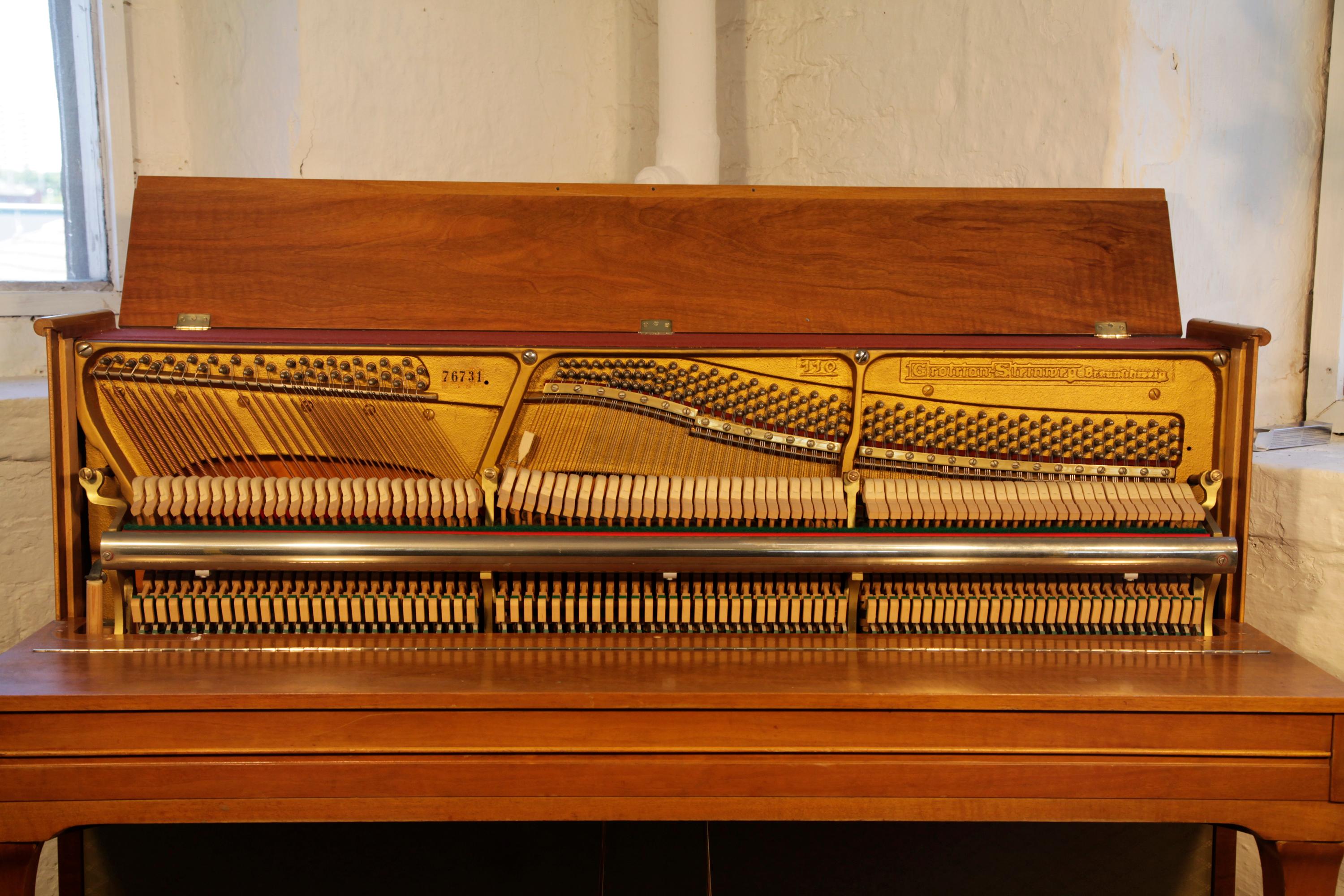 Grotrian Steinweg Modell 110, aufrechtes Klavier, Moderne Nussbaum-Stoffverkleidung im Angebot 1