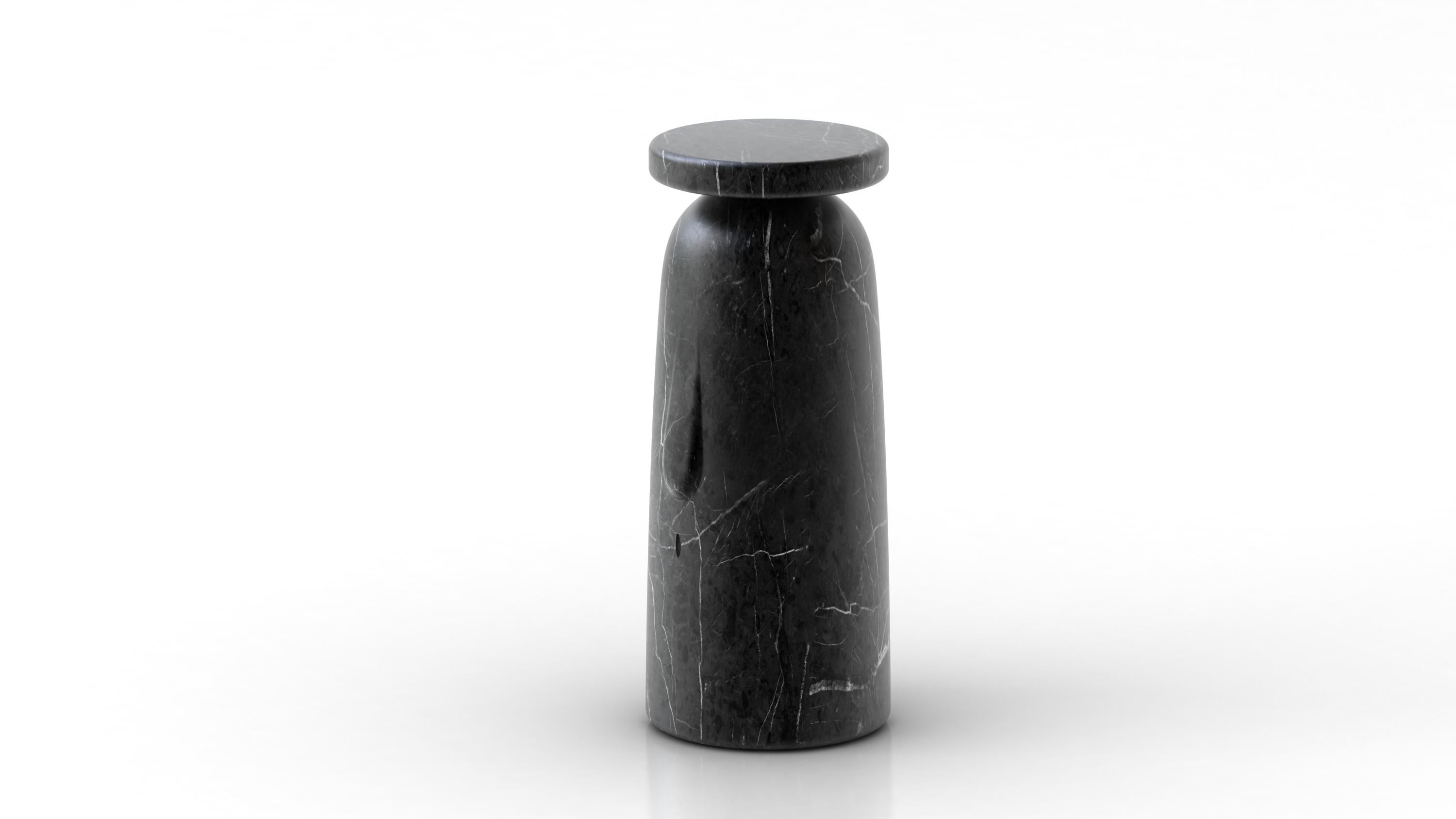 Tavolo da testa Groucho di Studio A
Dimensioni: L 65 x P 65 x H 26 cm.
Materiali: Marmo Monterrey nero.

Studio A è uno studio di design acclamato a livello internazionale, fondato da am designs  Kfir Schwalb e Orit Magia. Entrambi  è cresciuta in