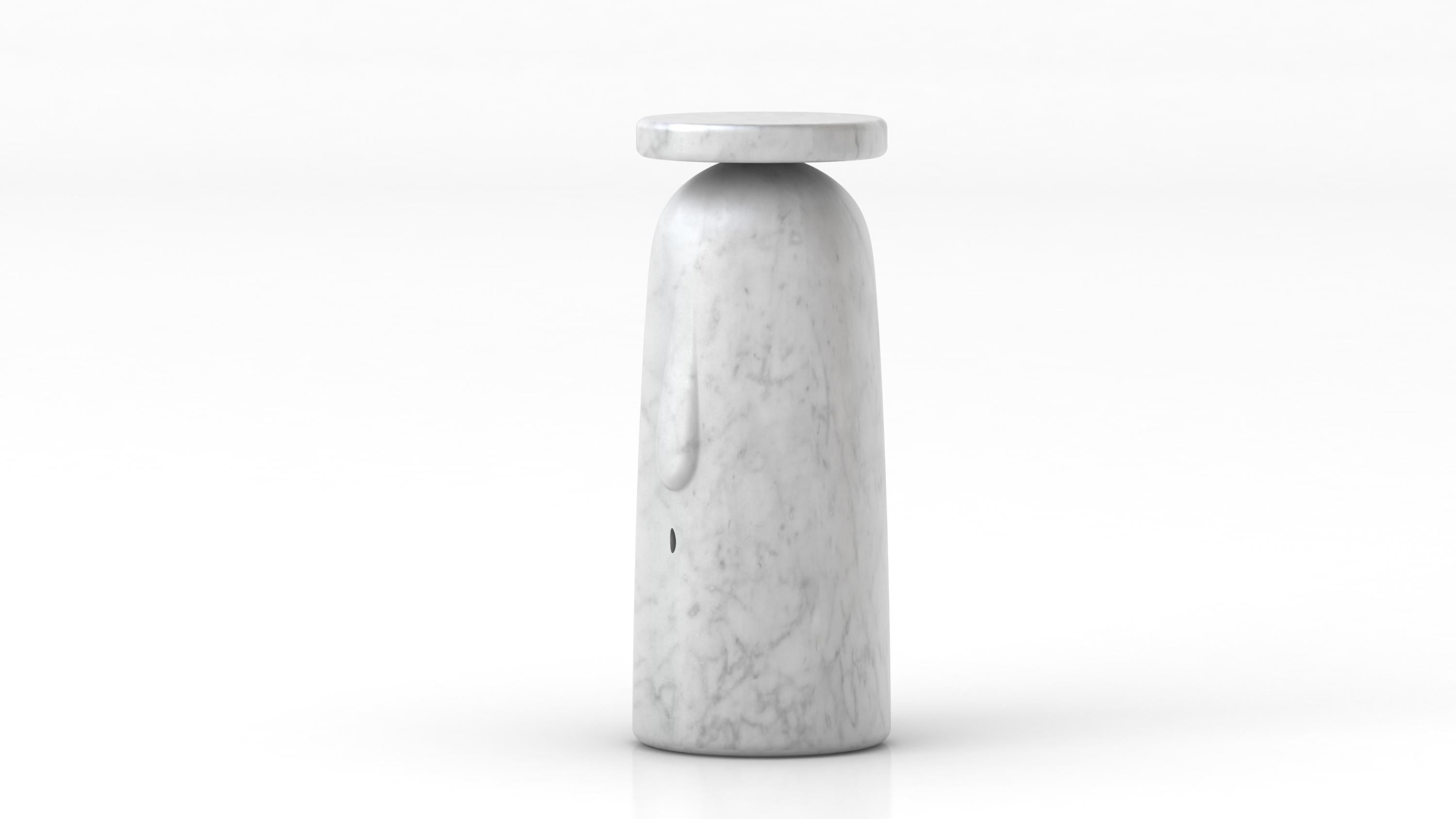 Tavolo da testa Groucho di Studio A
Dimensioni: L 65 x P 65 x H 26 cm.
Materiali: Marmo Whiting.

Studio A è uno studio di design acclamato a livello internazionale, fondato da am designs  Kfir Schwalb e Orit Magia. Entrambi  è cresciuta in Israele