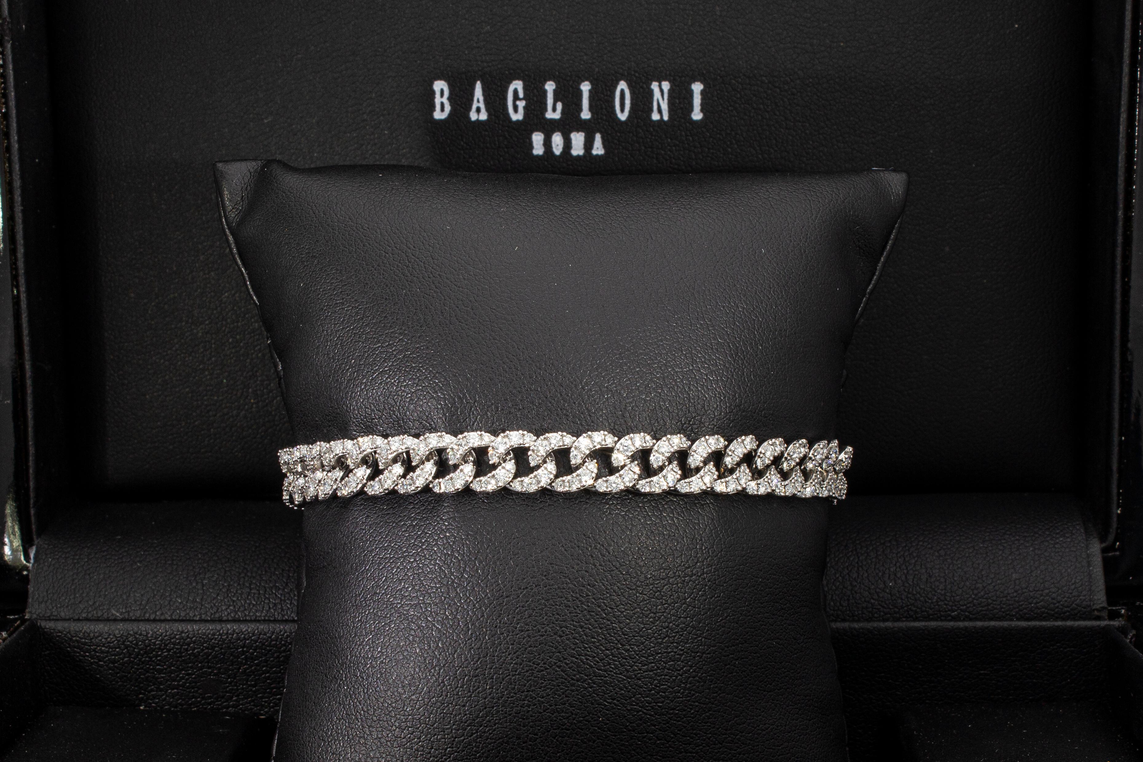 Le bracelet modèle groumette est composé de 40 maillons sertis de 320 diamants, leur poids total en carats est de 3,35 ct.
Le bracelet est doté d'une fermeture invisible avec deux sécurités.
Le bracelet est en or blanc 18 carats.
Poids total en