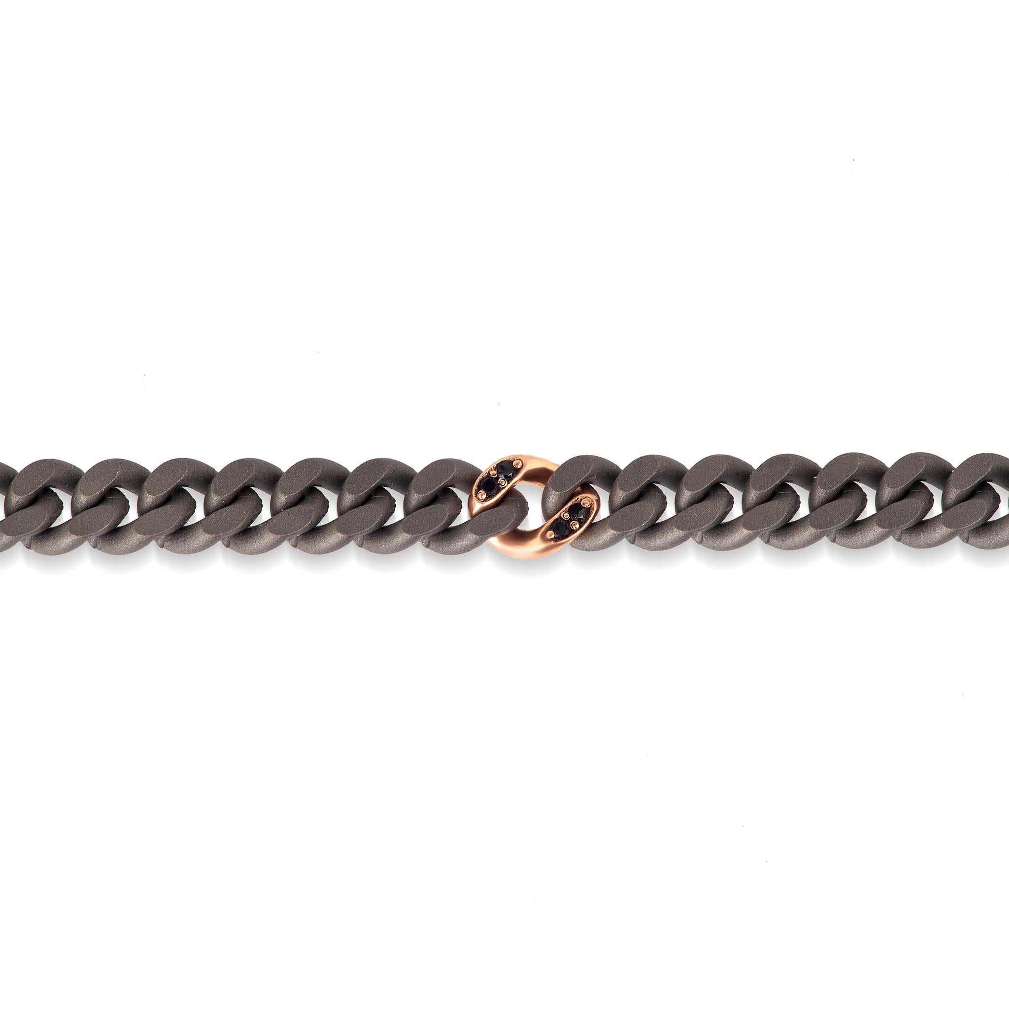 Bracelet ligne groumette pour homme en titane, diamants noirs et or rouge 18 kt. Magnifique bracelet avec chaîne à groumets en titane et or rouge 18 kt. La chaîne à groumette en titane, élément principal du bracelet, est entrecoupée d'un insert à