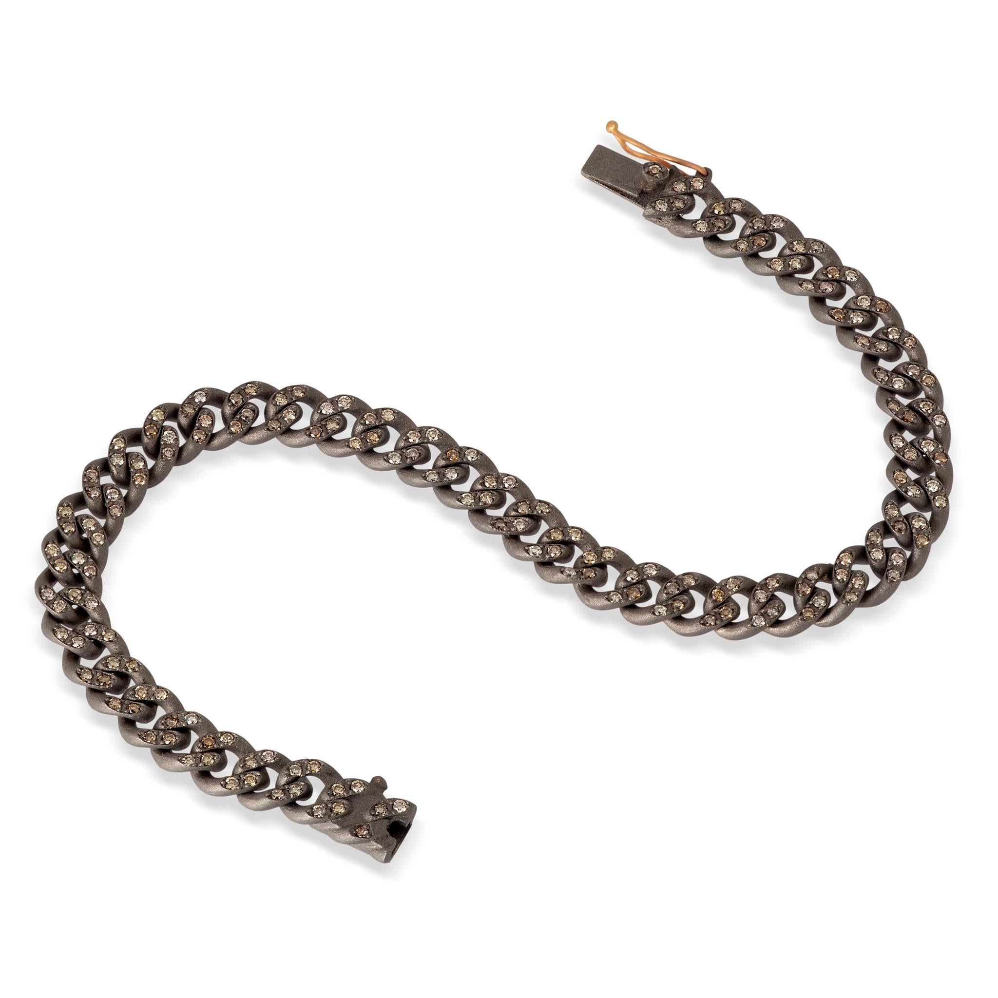 Men's groumette line bracelet in titanium, brown diamonds. A splendid bracelet made entirely by hand in titanium, where a series of 29 articulated links make up the entire structure of this jewel. On each link are set four one-point brown diamonds