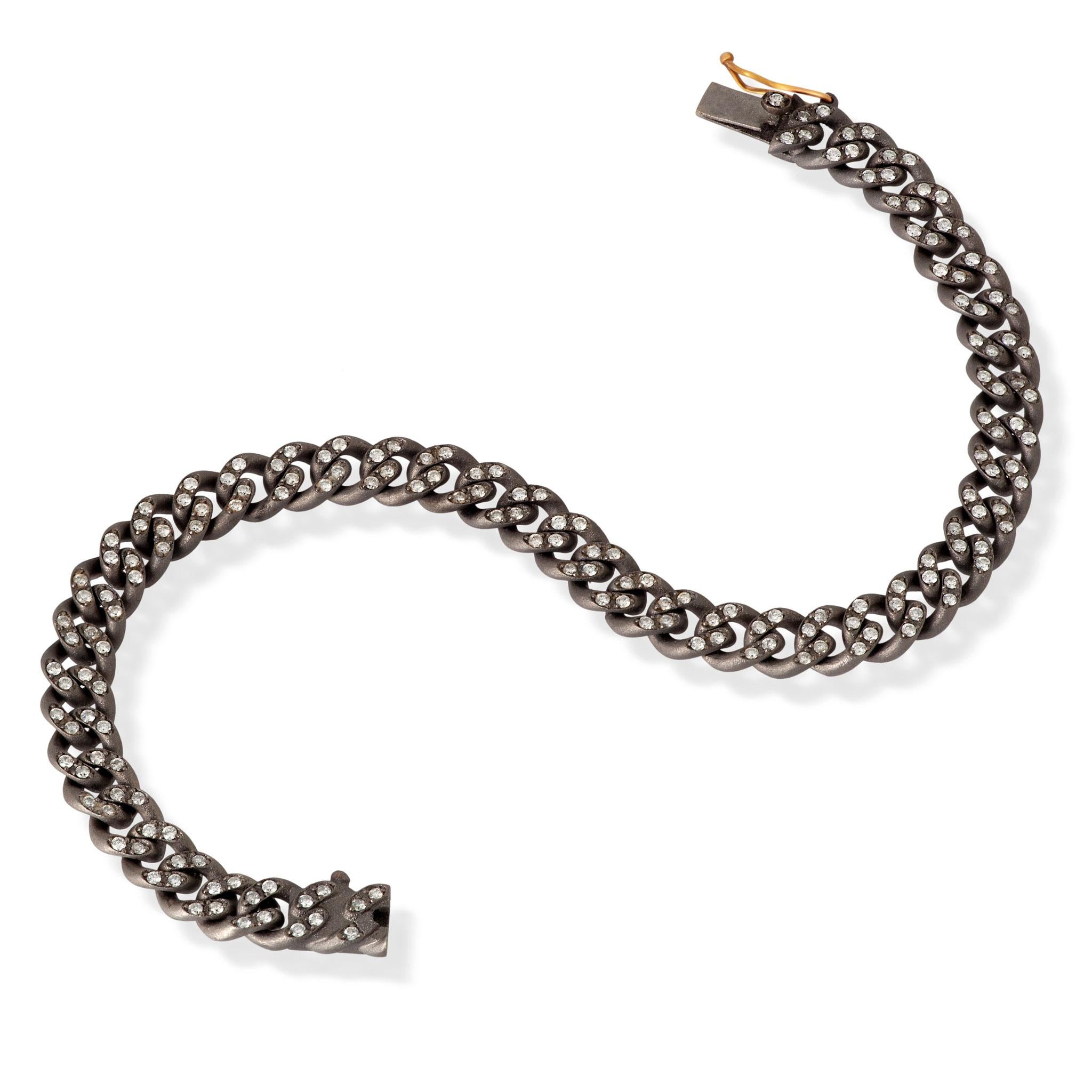 Bracelet ligne groumette pour homme en titane, diamants blancs. Un splendide bracelet réalisé entièrement à la main en titane, où une série de 29 maillons articulés constitue toute la structure de ce bijou. Sur chaque maillon sont sertis quatre