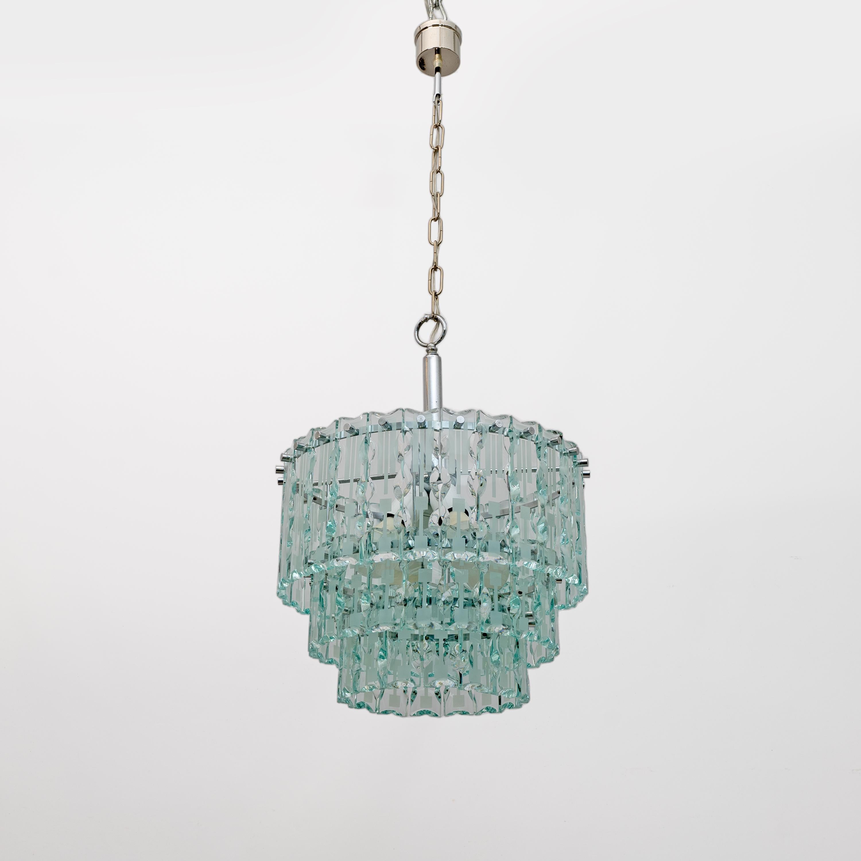 Lampe suspendue avec structure en laiton nickelé et diffuseurs en cristal taillé. Production Cristal Art, Italie, années 1970. Le lustre est équipé de quatre douilles à fixation universelle, format E26 pour l'Europe ou E27 pour les États-Unis. La