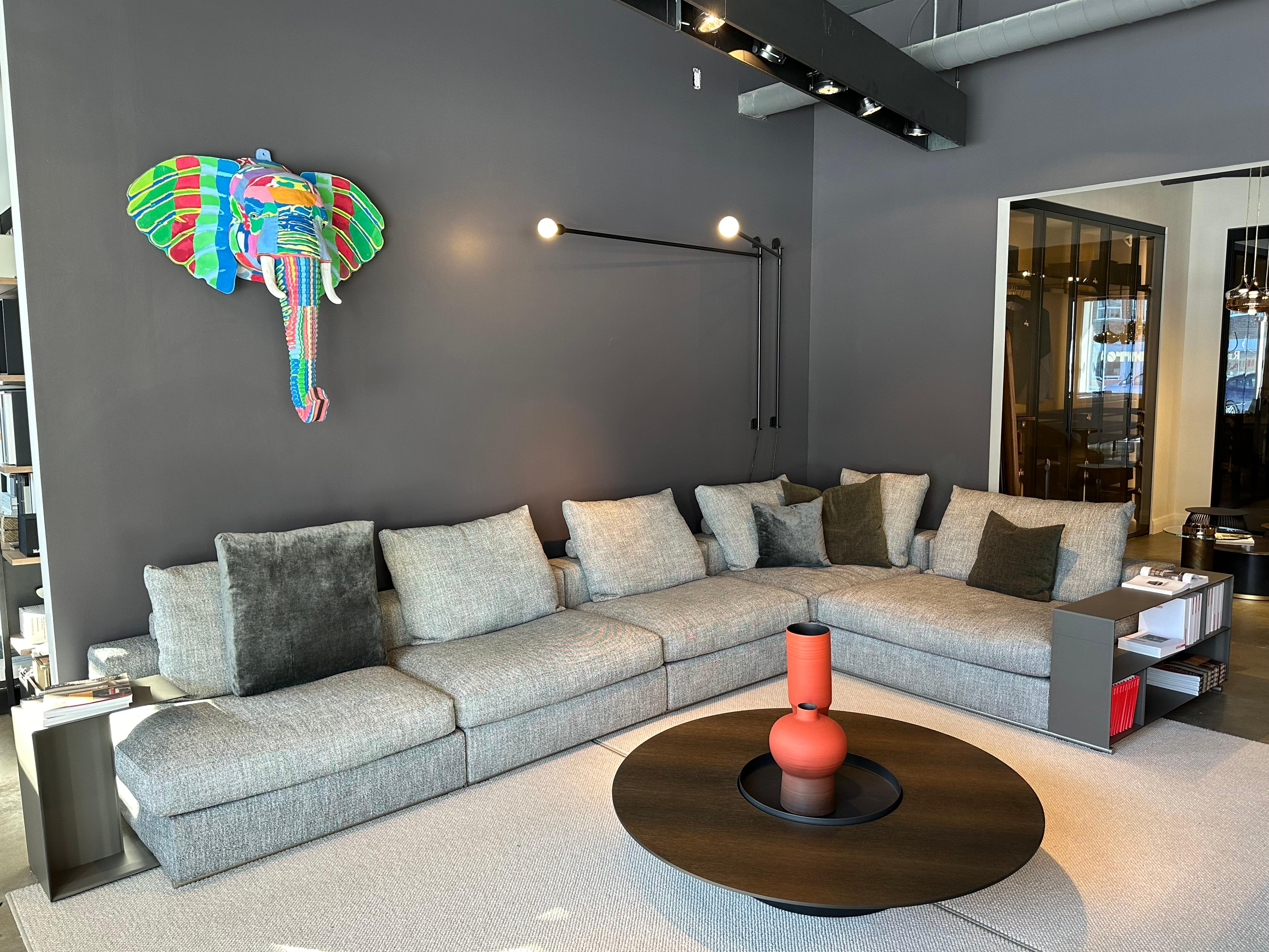 *** Ausstellungsstück, unbenutzt*** 
Das modulare Sofa Groundpiece wurde von Antonio Citterio für Flexform entworfen, einen italienischen High-End-Giganten in der Welt des Designs. Das Stück ist in der Farbgebung Topazio 991 und in einem L-förmigen