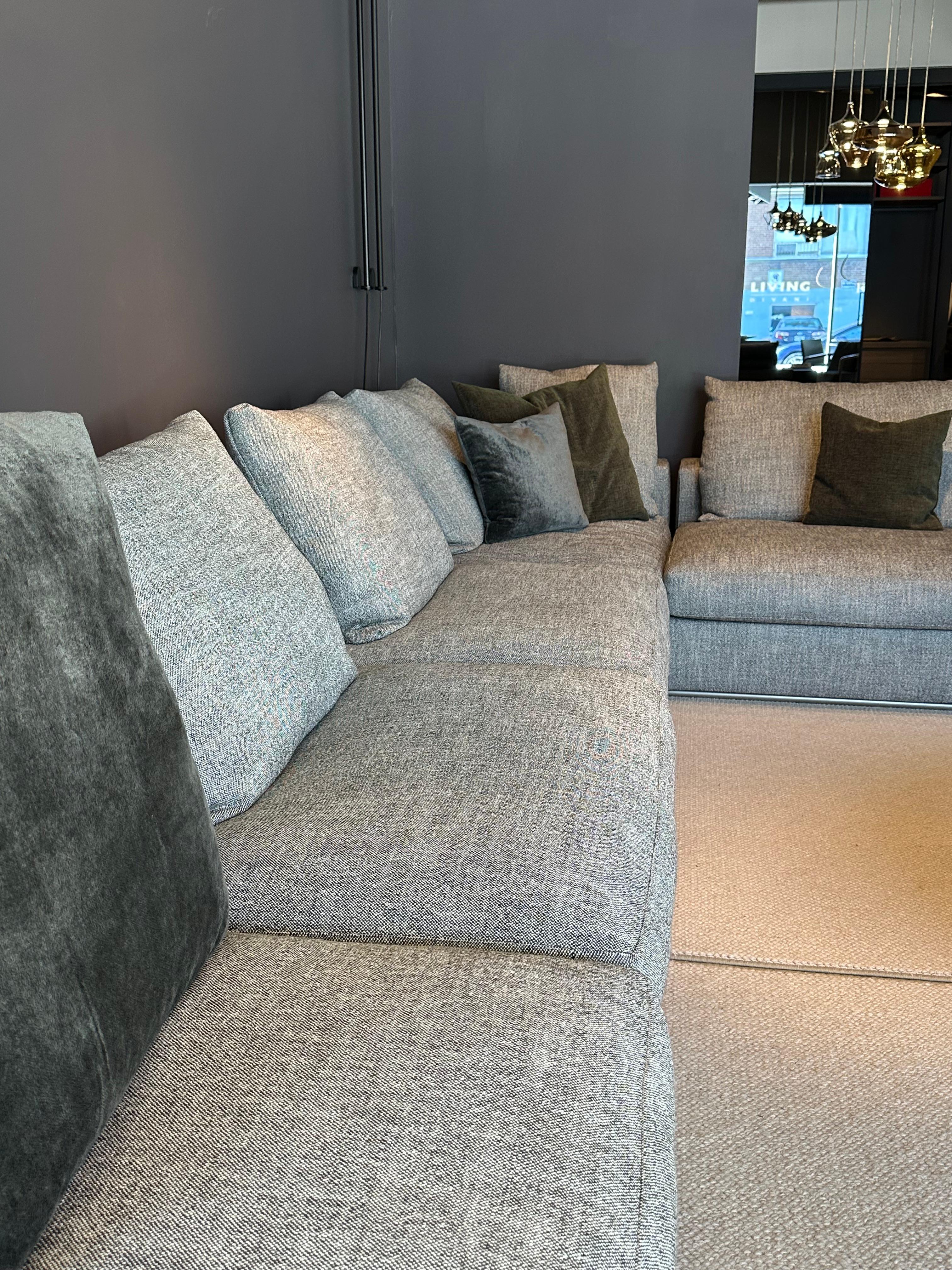 Groundpiece Modular Sofa in Topazio 991 by Flexform, Imported from Italy In Excellent Condition For Sale In Montréal, CA