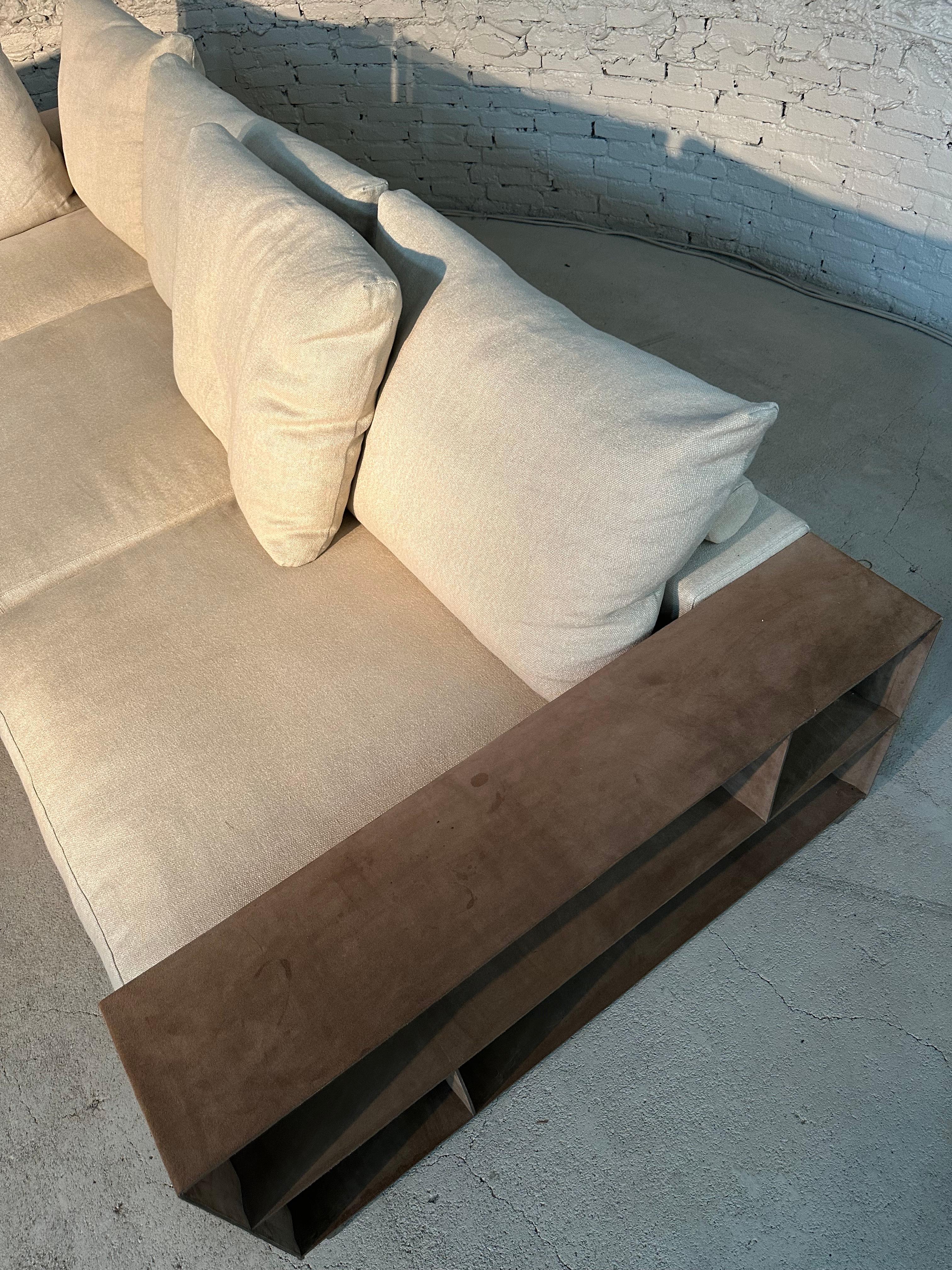 The Flexform Groundpiece sofa is a design by Antonio Citterio and it symbolizes the ultimate Flexform comfort. This is one of the most well-known icons inside their collection. Antonio Citterio emerged modern simplicity, art and comfort with this