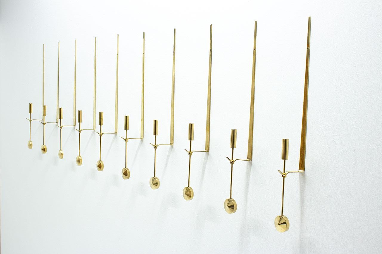 Scandinave moderne Groupe de 10 appliques à bougies suédoises en laiton de Pierre Forssell pour Skultuna en vente