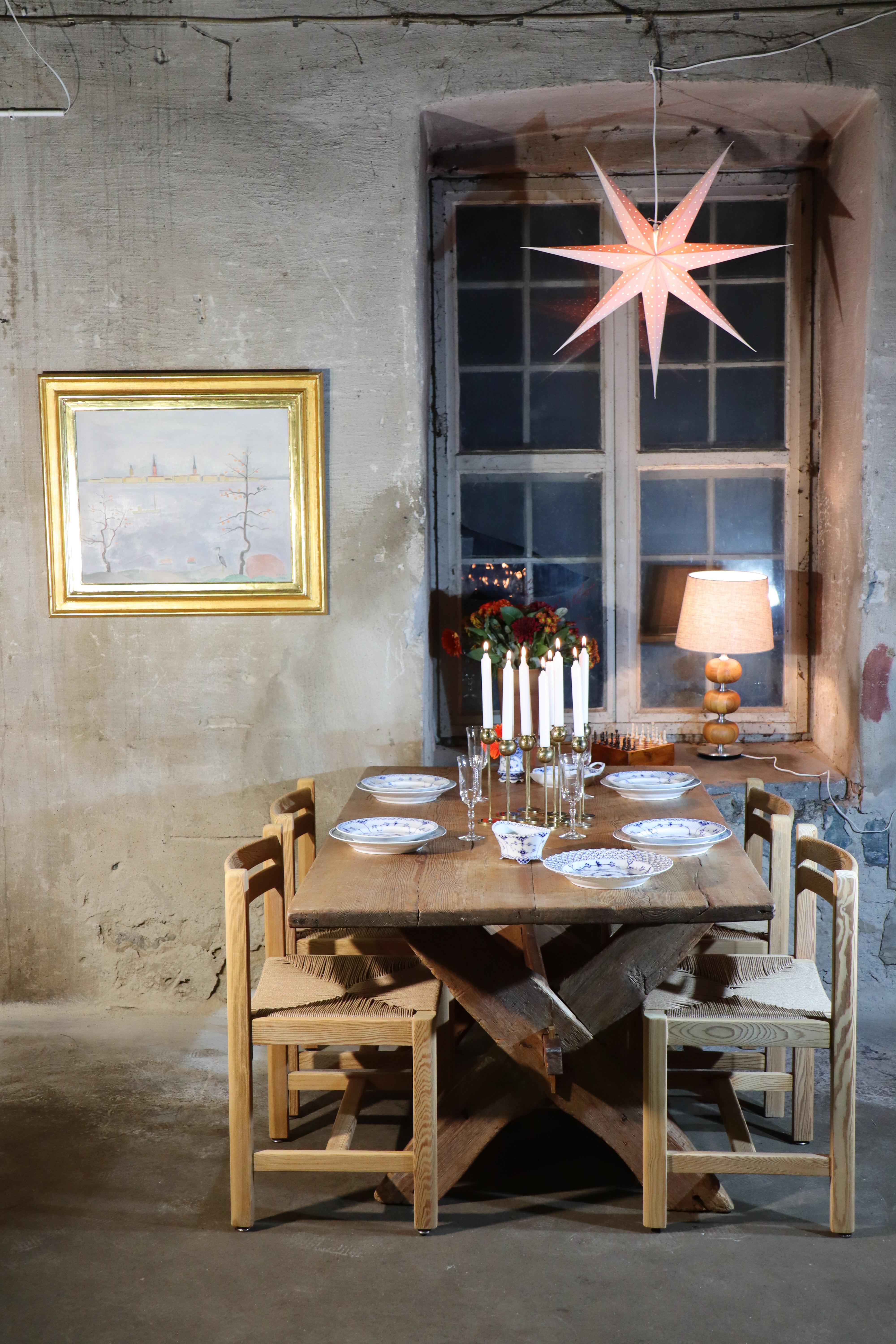 Un gruppo di 12 candelieri di Pierre Forsell, disegnati e prodotti a Skultuna negli anni Ottanta. I candelieri sono disponibili in tre altezze, quattro per ogni 19,5 cm, 21 cm e 23 cm di altezza. Sono tutti in ottime condizioni, a parte qualche