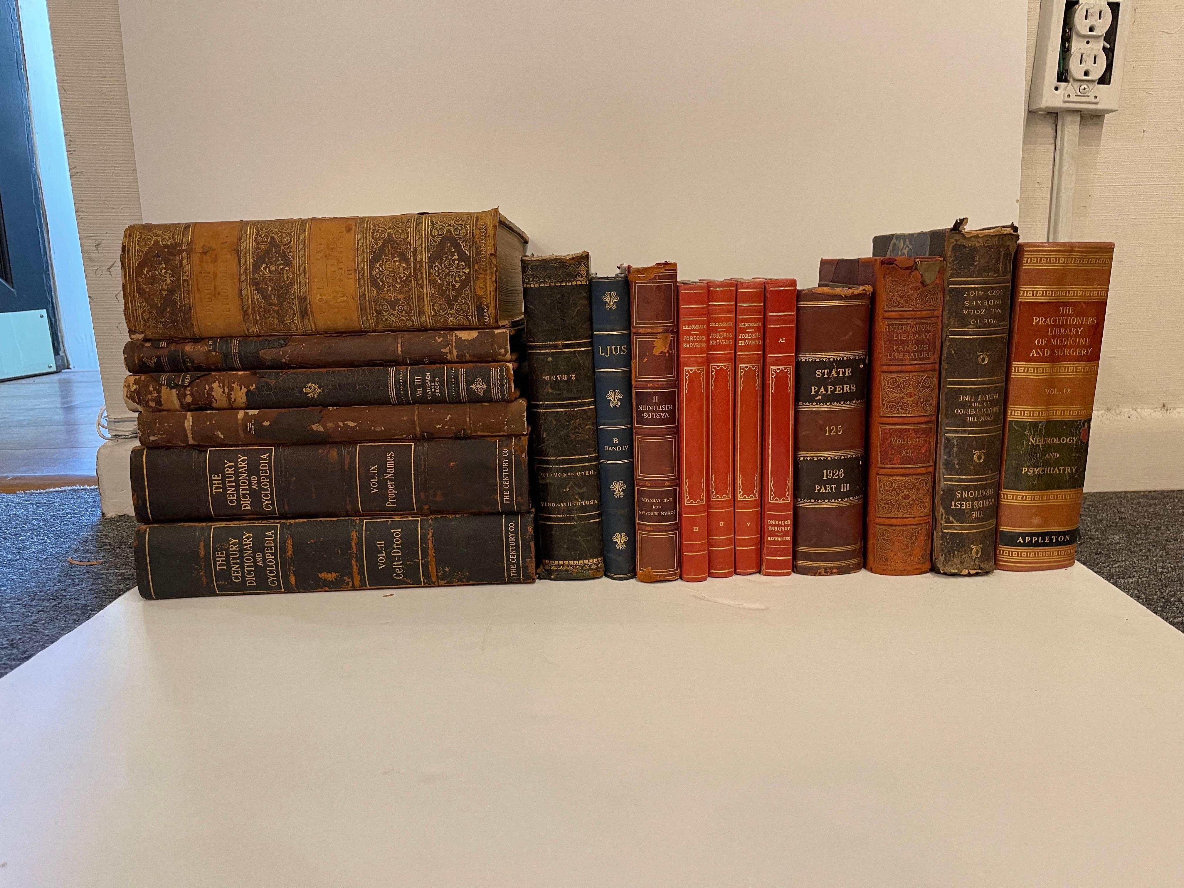Groupe de 17 livres reliés en cuir ou en marbre, 19e siècle.  Les livres sont en différentes langues et tailles