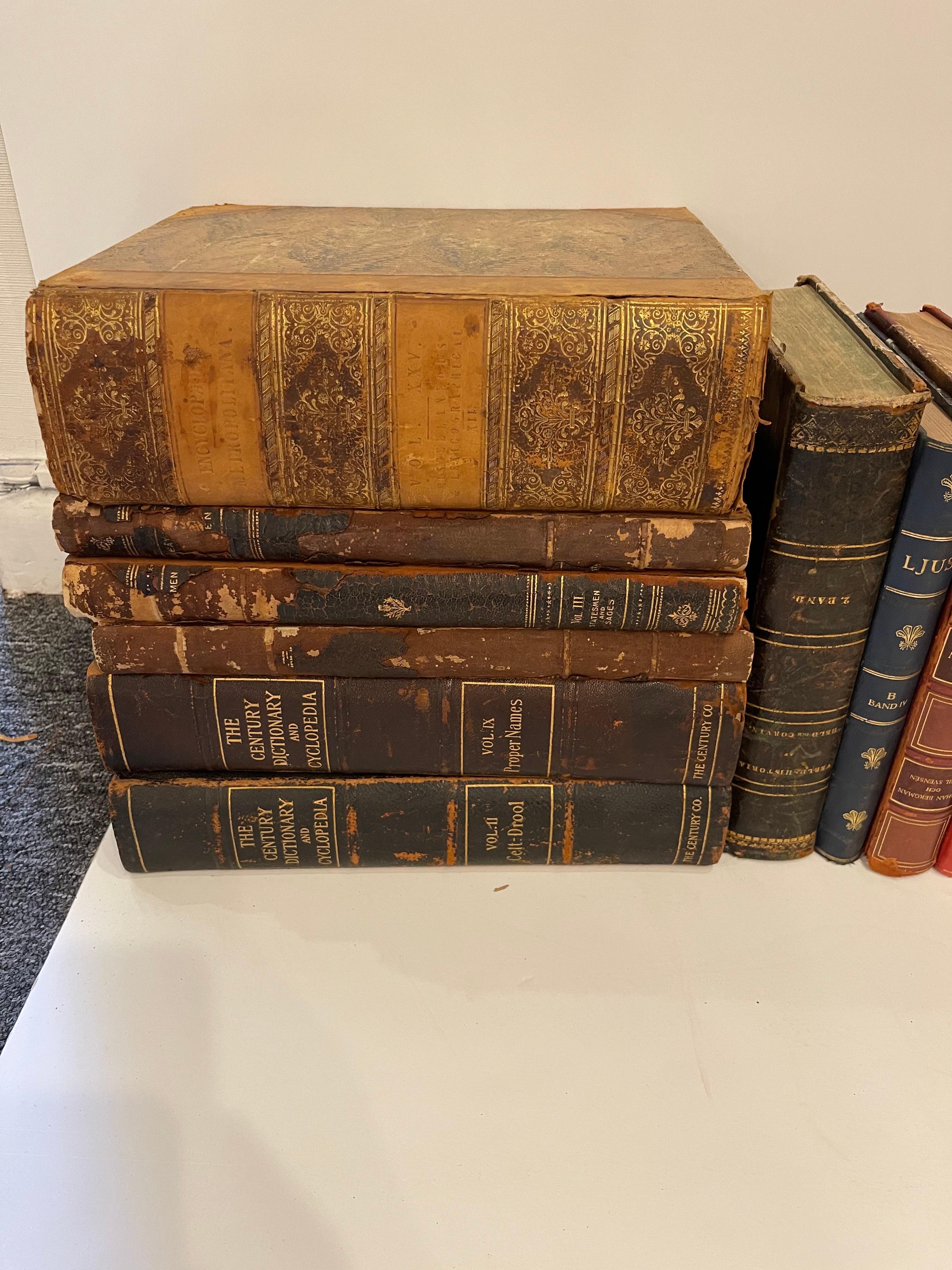 Français Groupe de 17 livres reliés en cuir ou marbrés assortis, 19e siècle en vente