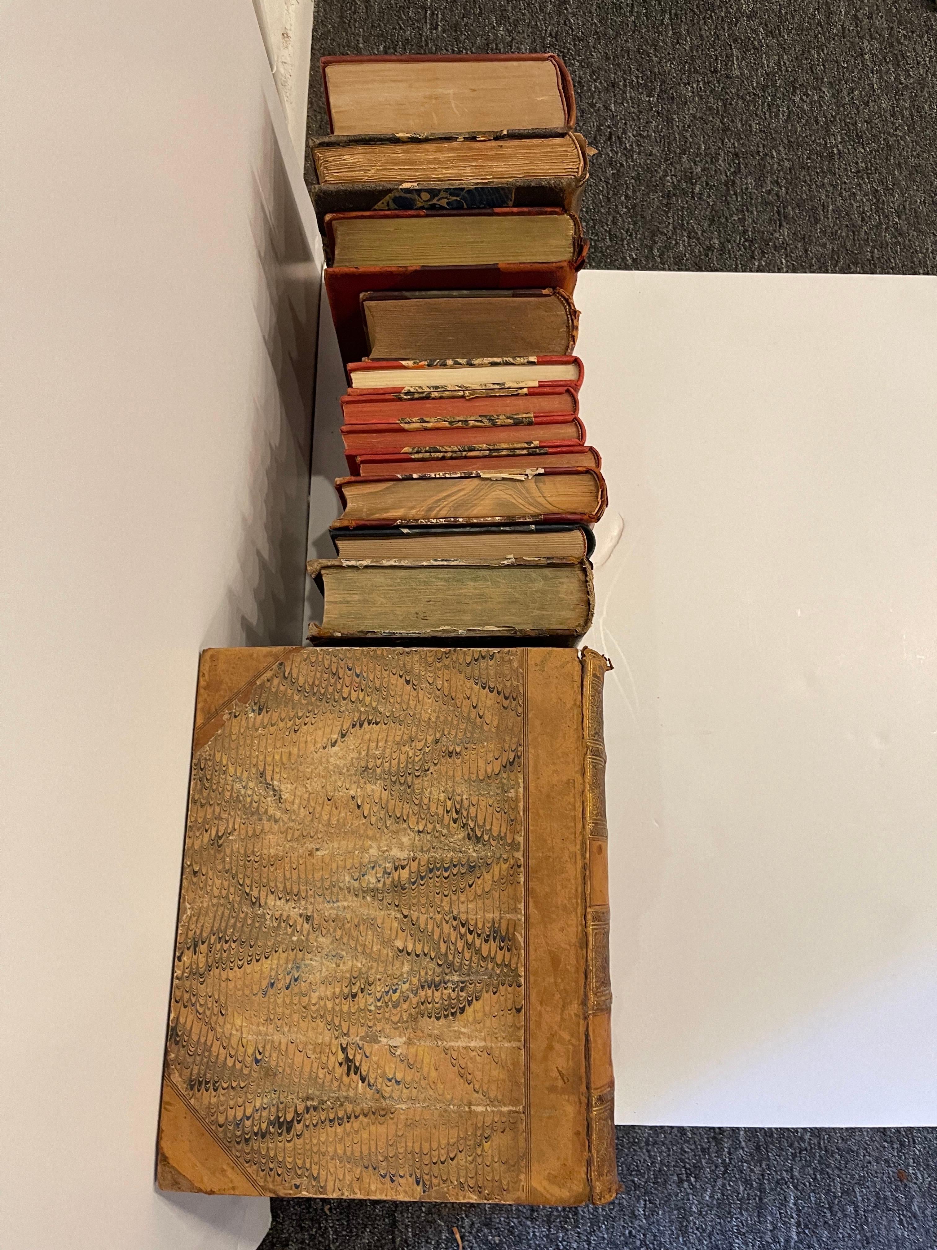 Cuir Groupe de 17 livres reliés en cuir ou marbrés assortis, 19e siècle en vente