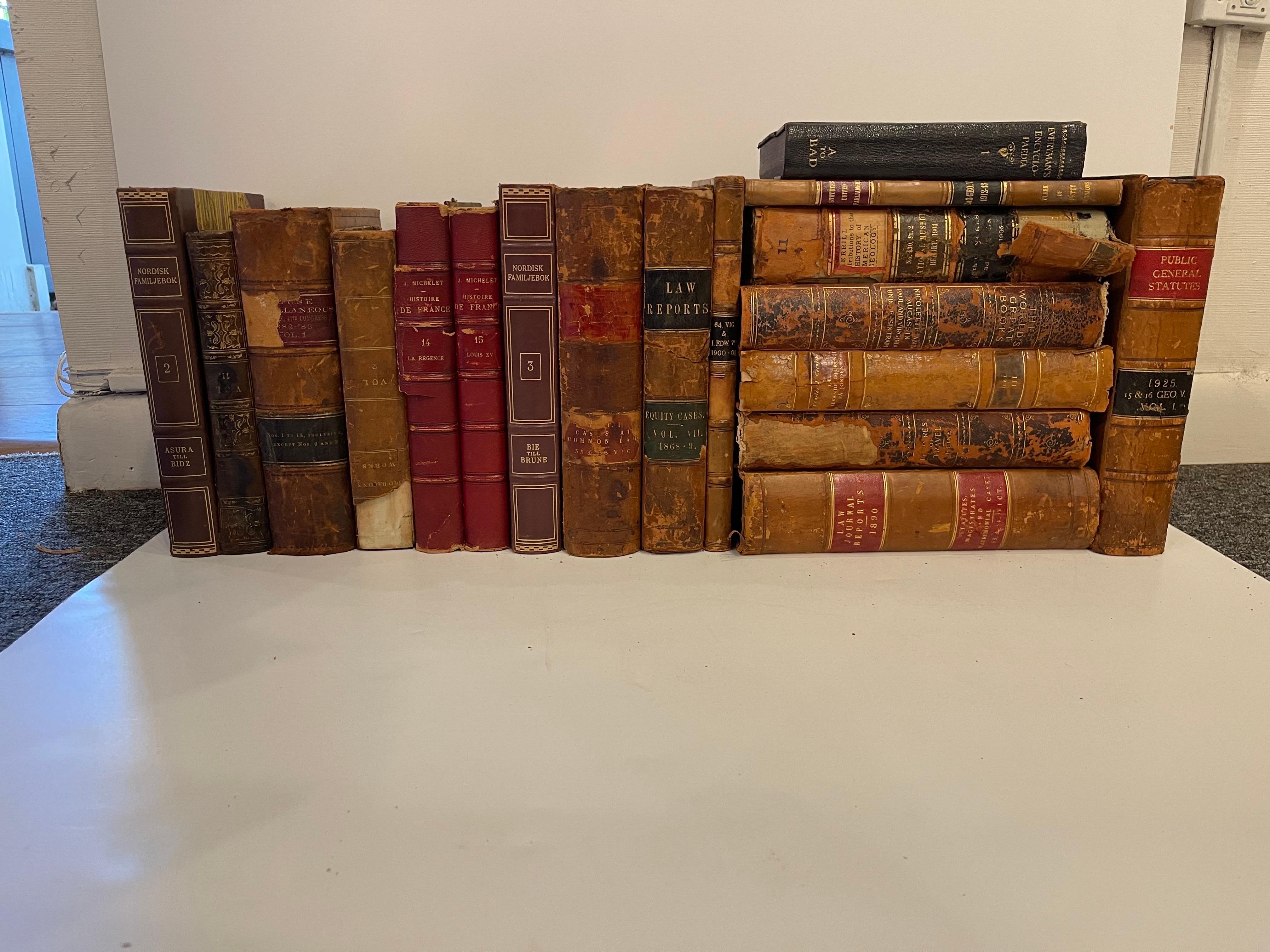 Groupe de 18 livres reliés en cuir ou en marbre, 19e siècle.  Livres et dans différentes langues et tailles