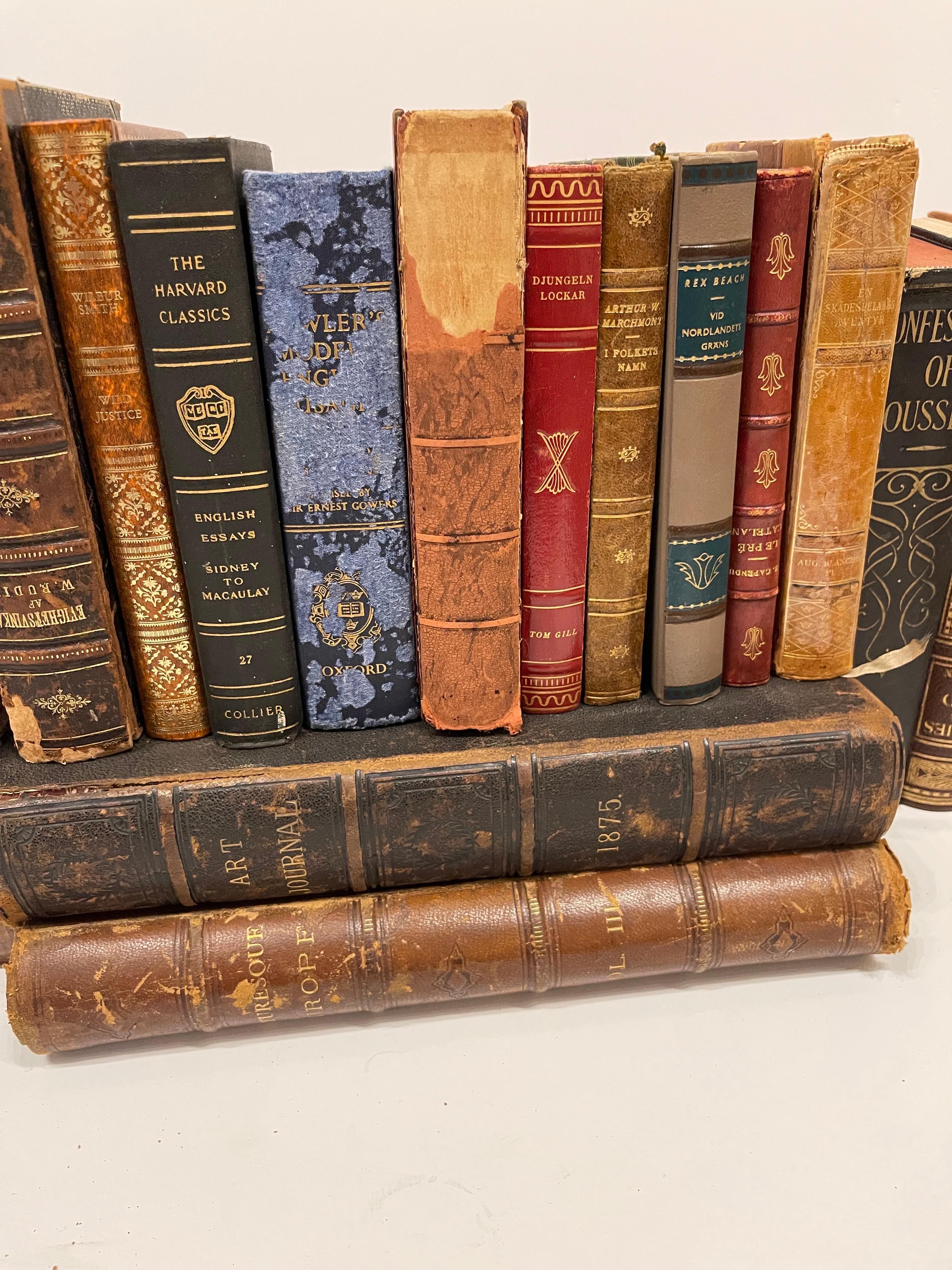 Français Groupe de 18 livres reliés en cuir ou marbrés assortis, 19e siècle en vente