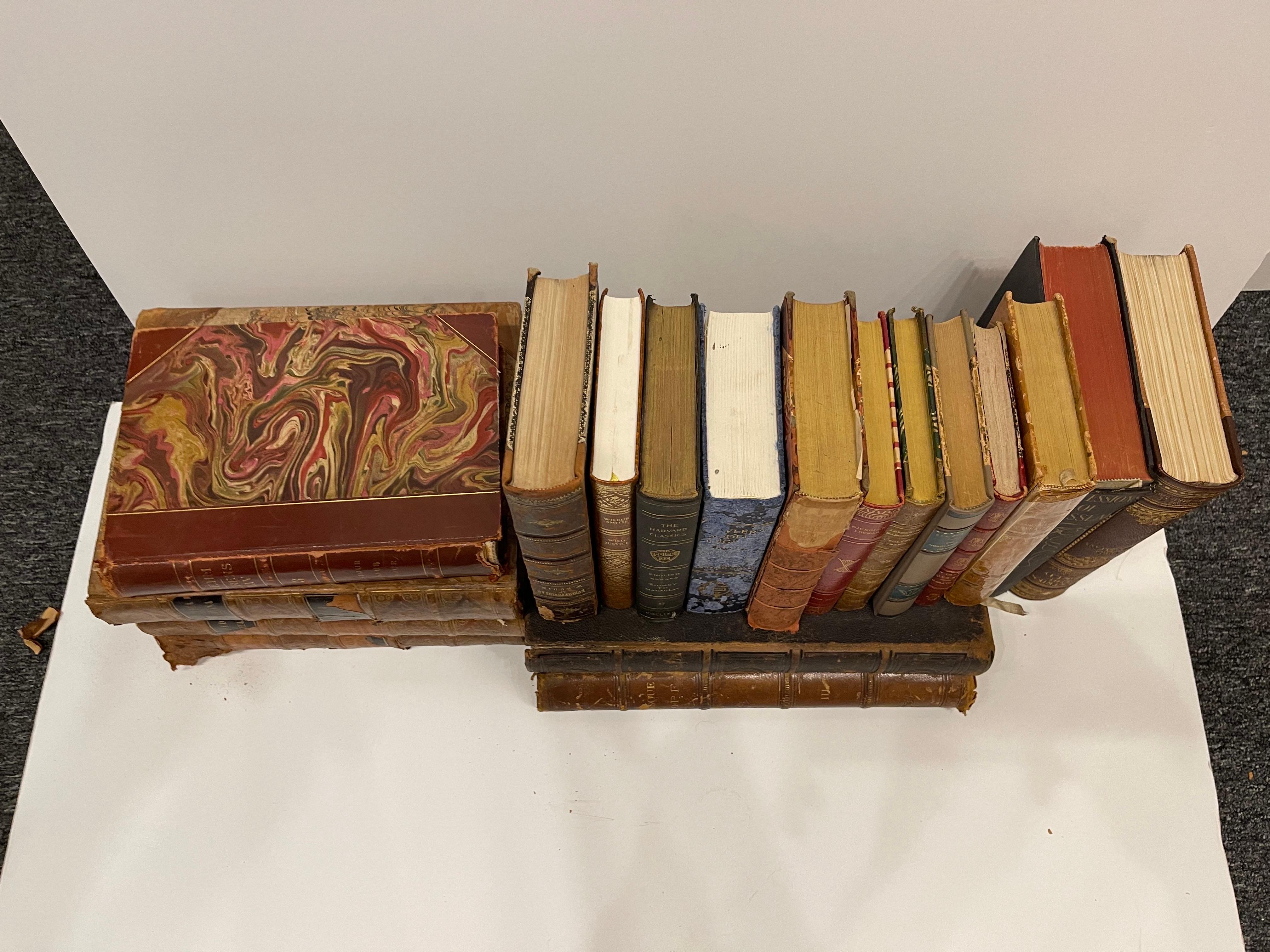 XIXe siècle Groupe de 18 livres reliés en cuir ou marbrés assortis, 19e siècle en vente