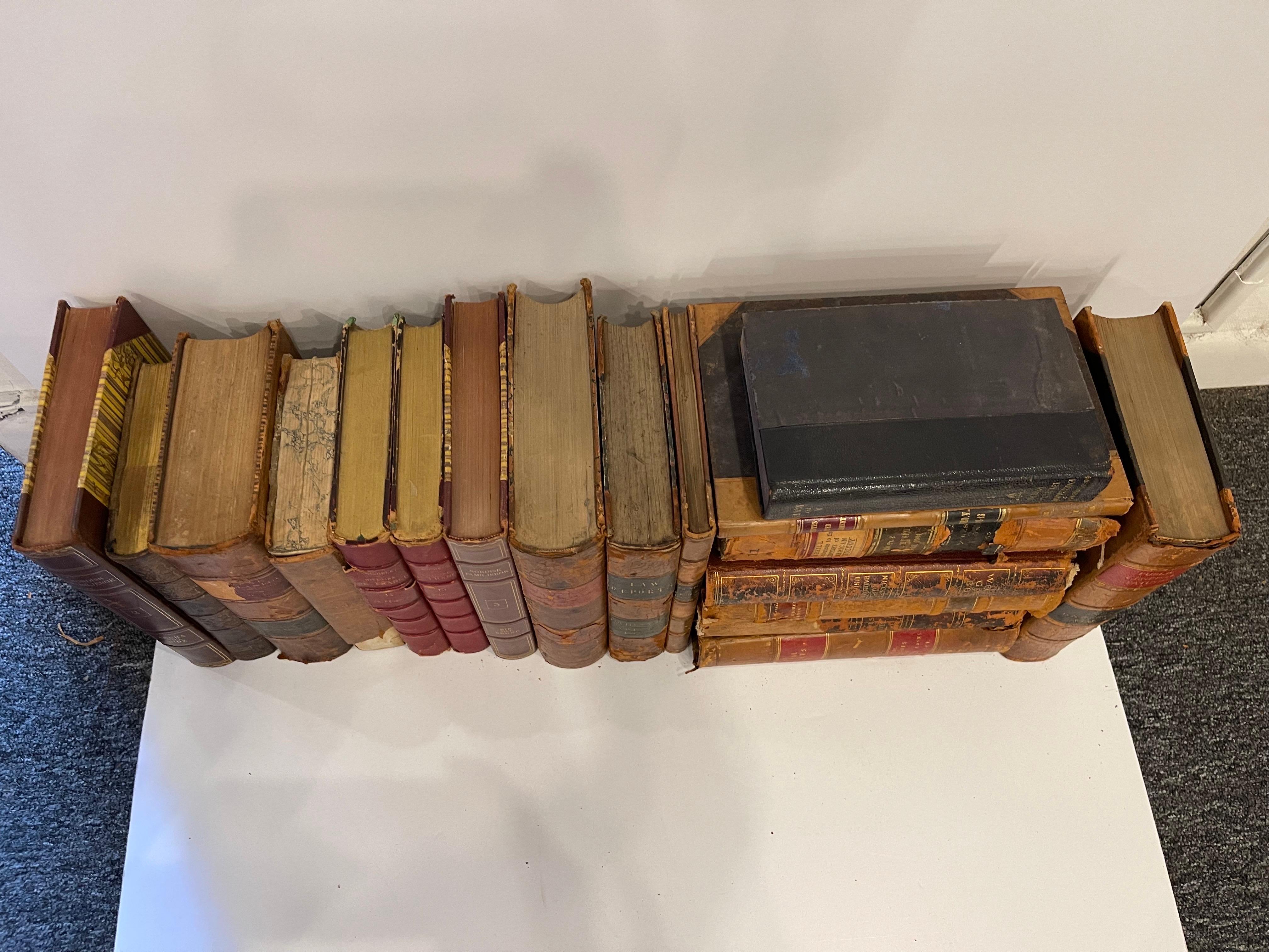 Cuir Groupe de 18 livres reliés en cuir ou marbrés assortis, 19e siècle en vente