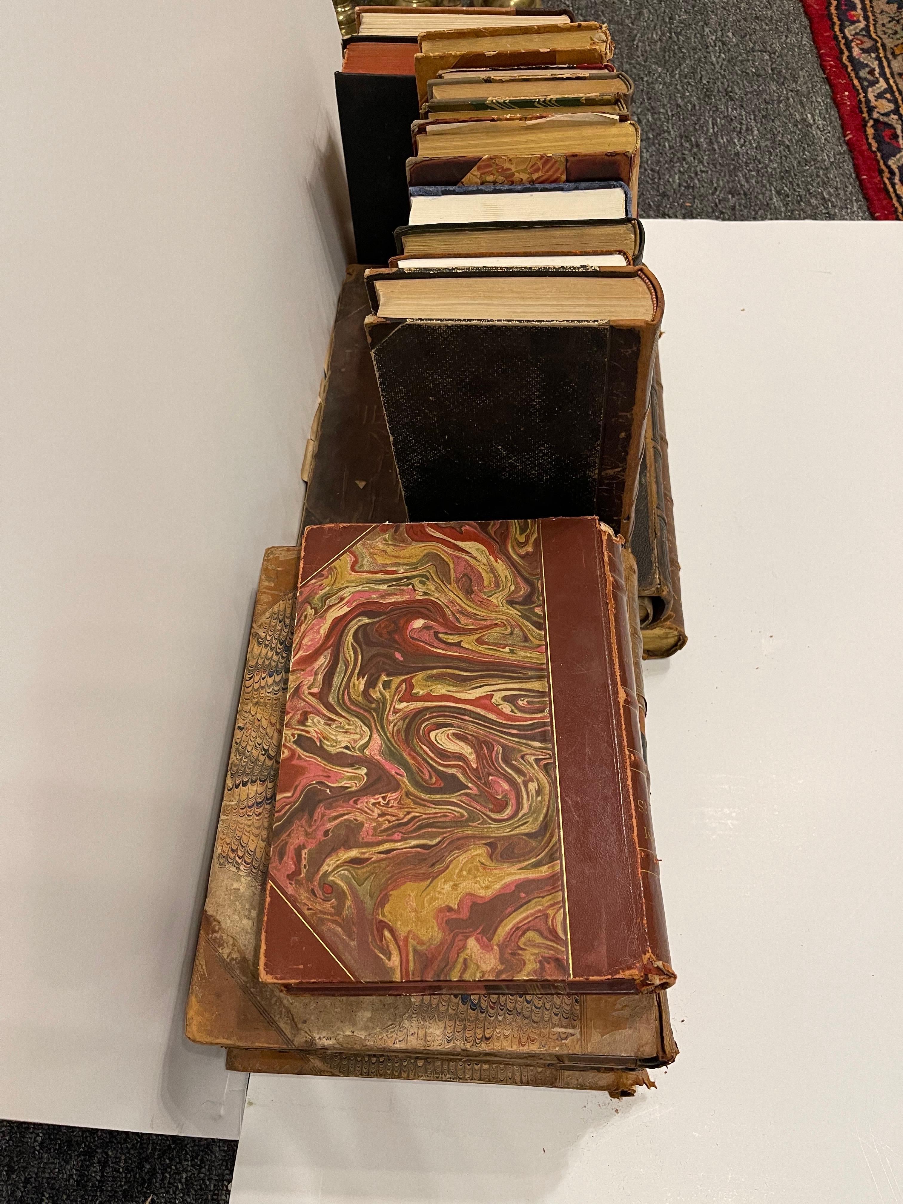 Cuir Groupe de 18 livres reliés en cuir ou marbrés assortis, 19e siècle en vente