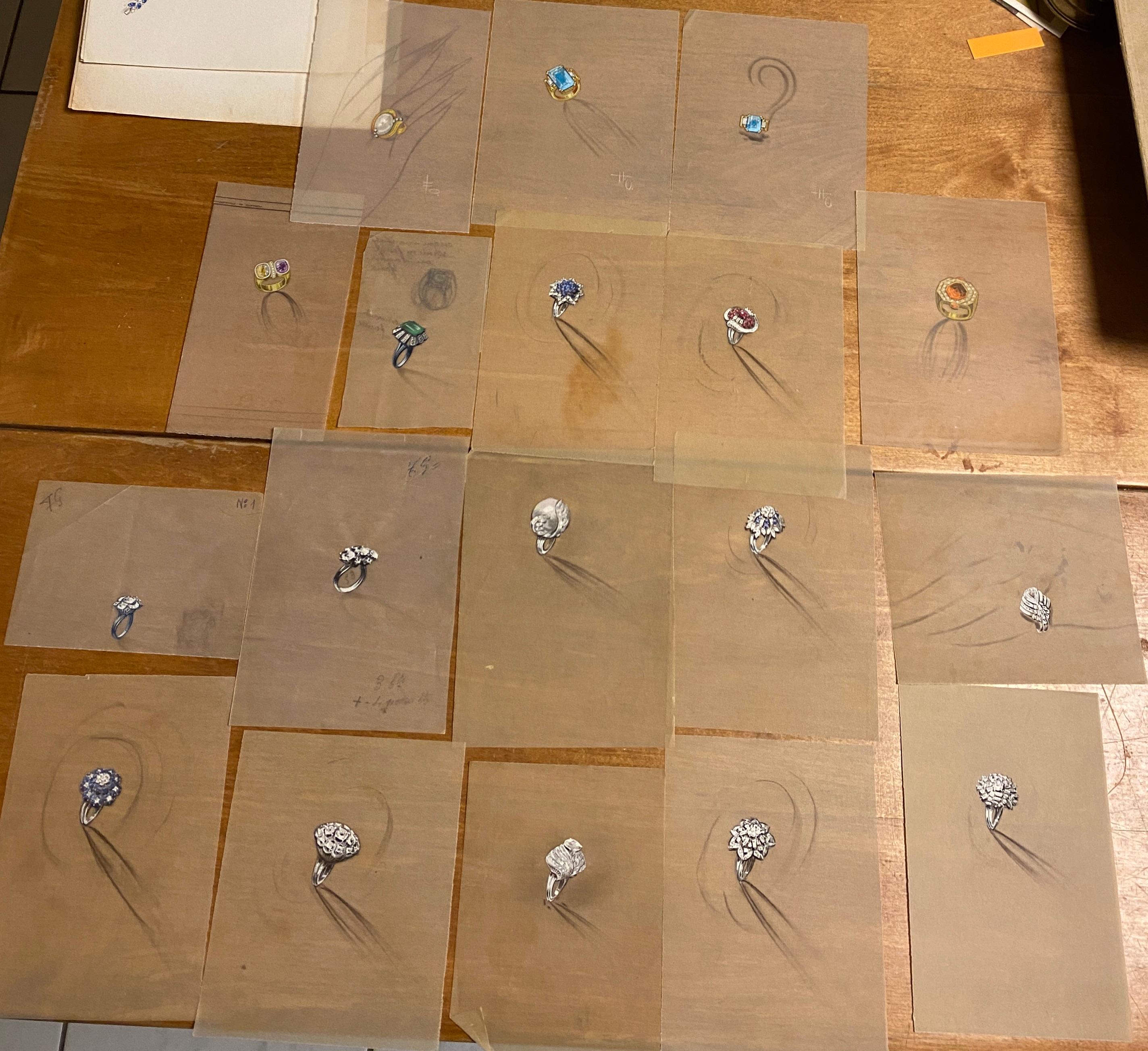 Bestehend aus 18 verschiedenen Ringmotiven, jeweils in Gouache auf beigem Transparentpapier, das aus größeren Blättern ausgeschnitten wurde. Einige Designs mit Perlen, Diamanten oder farbigen Edelsteinen, viele mit Clustermotiven, andere mit