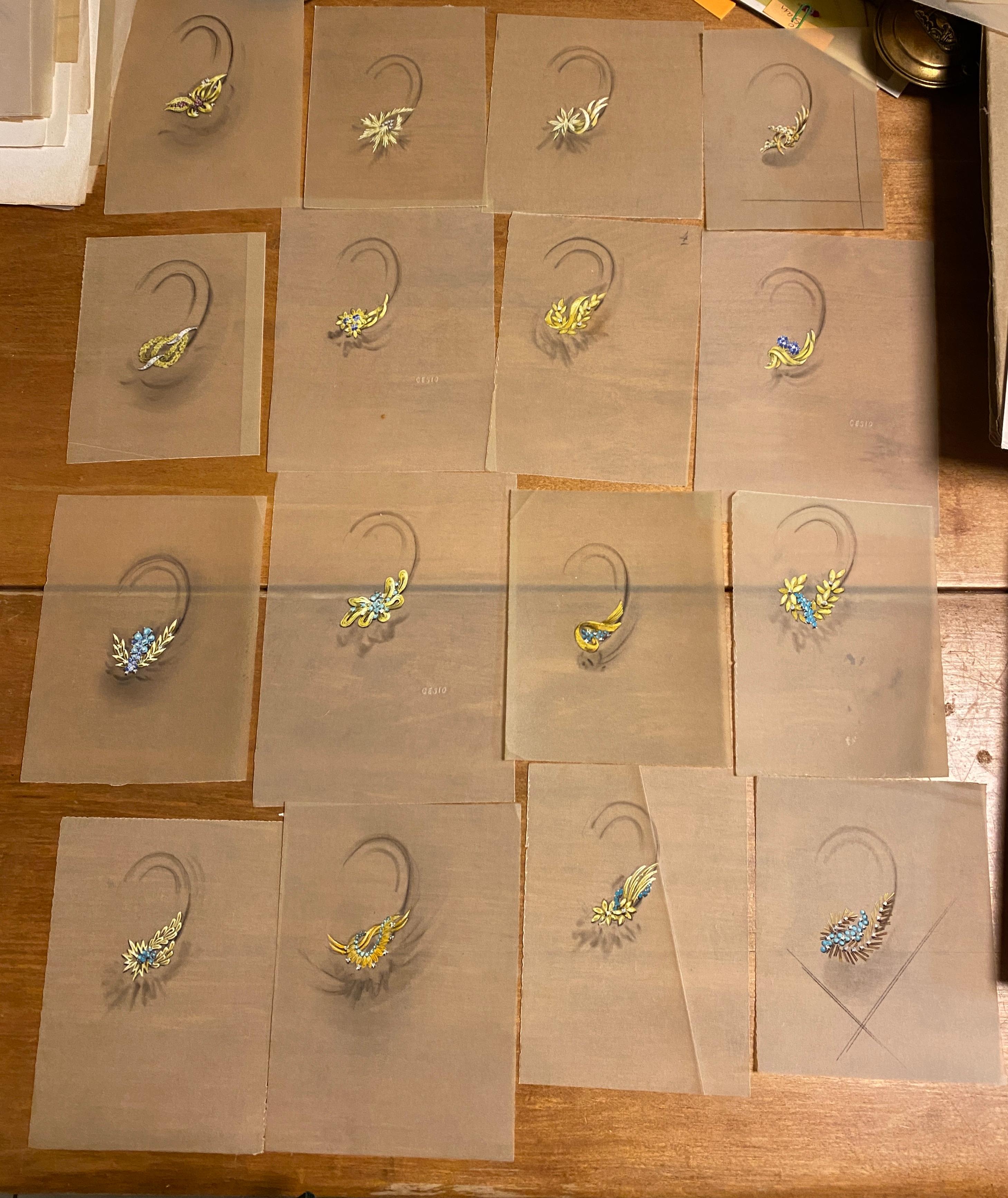 
Une collection de magnifiques dessins de bijoux représentant 18 modèles divers de boucles d'oreilles à clip populaires dans les années 1970 et 1980, 3 initiales CES10, chacune à la gouache sur papier calque beige, chacune découpée dans des feuilles