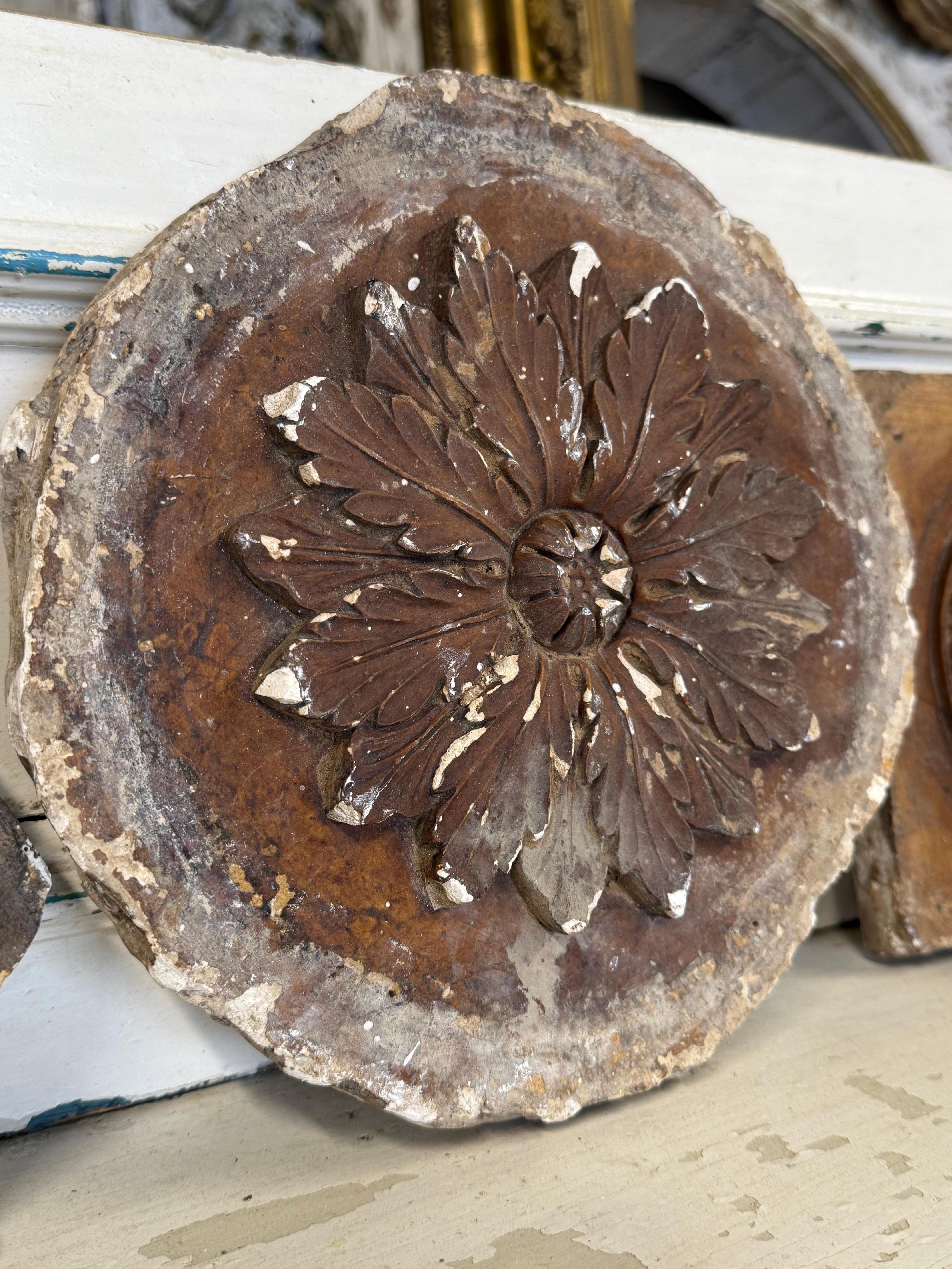 Group Of 19th Century Architectural Plaster Mouldings In Distressed Condition For Sale In Ongar, GB