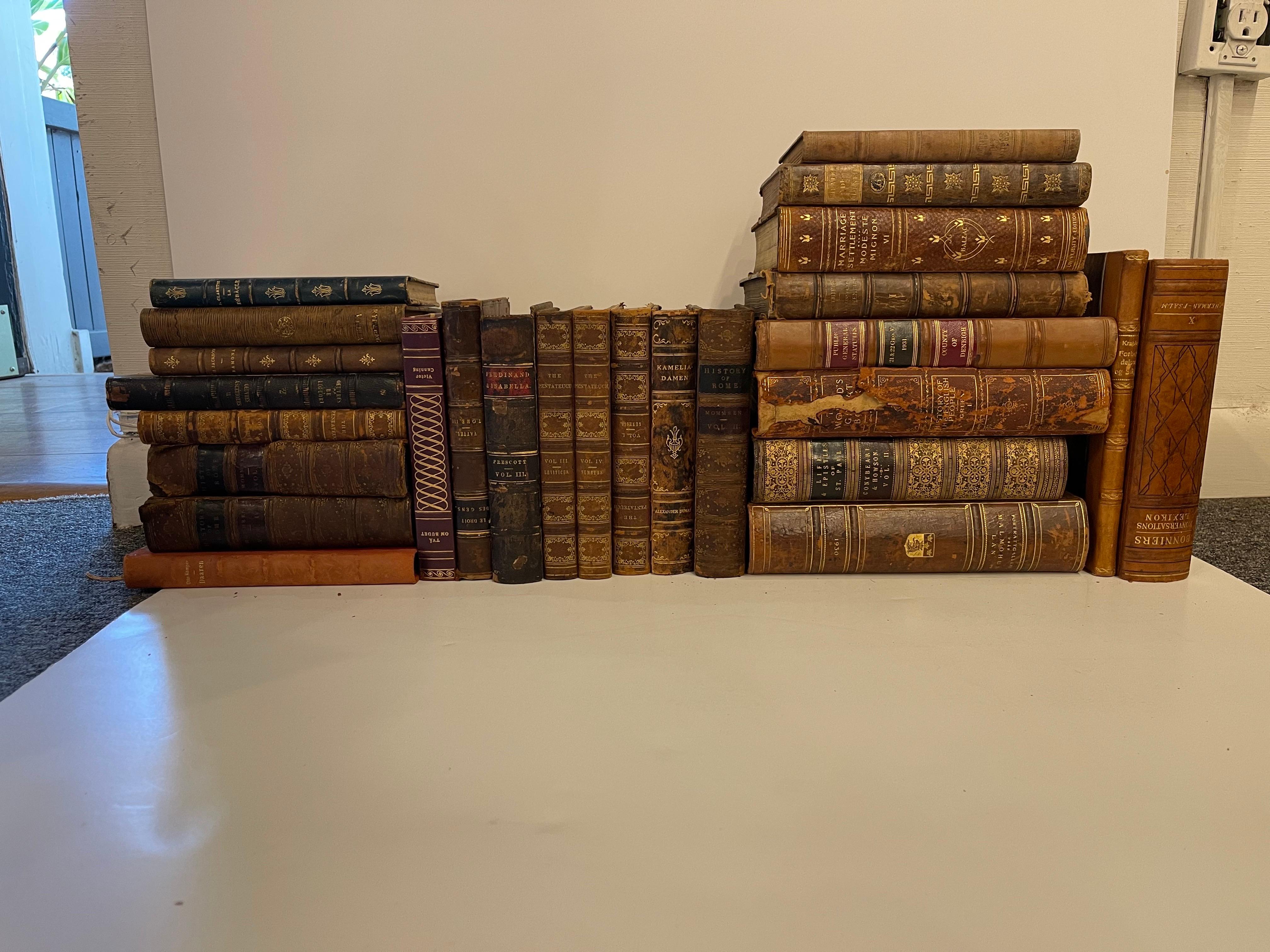 Groupe de 25 livres reliés en cuir ou en marbre, 19e siècle.  Les livres sont en différentes langues et tailles