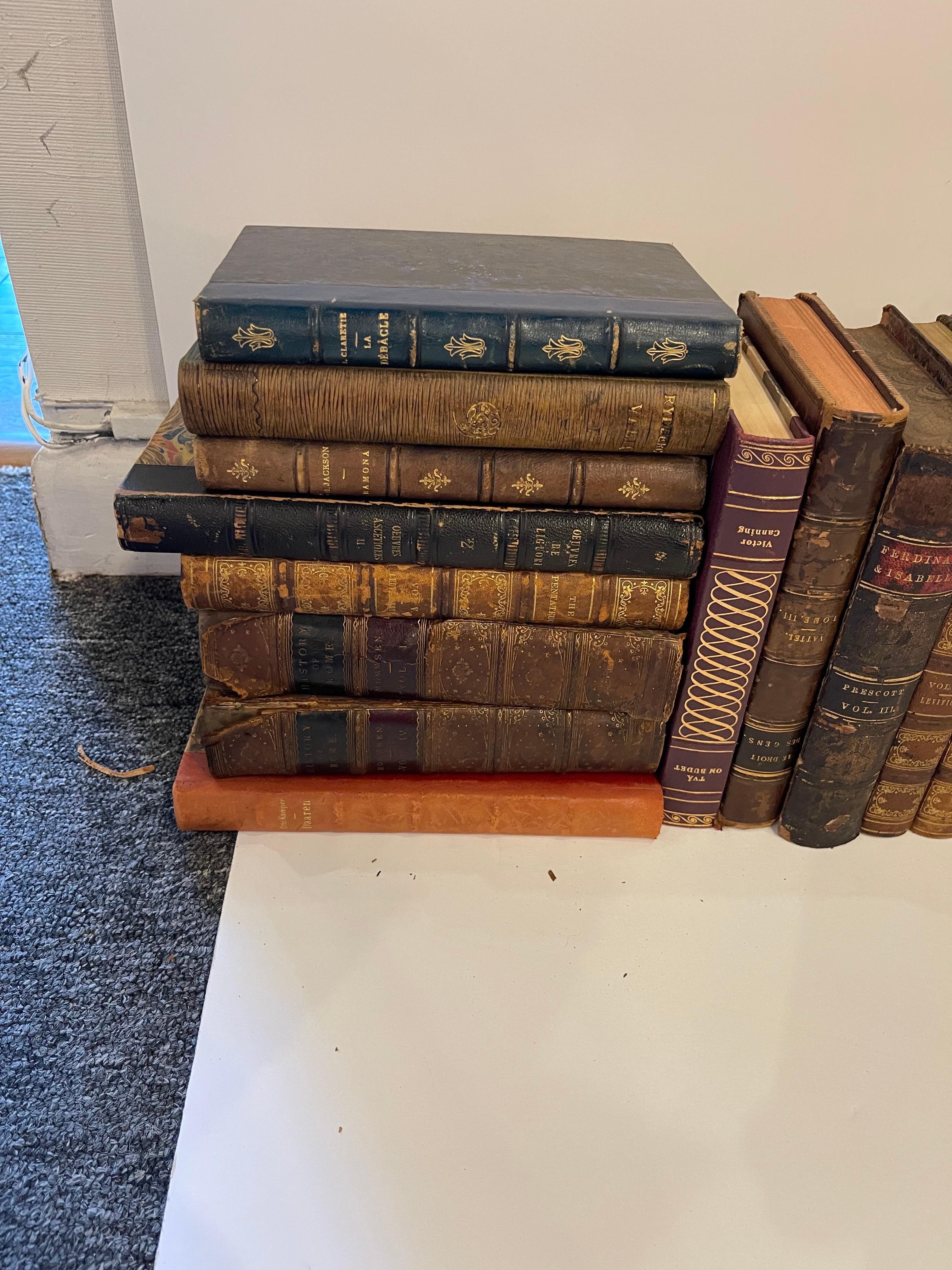 Français Groupe de 26 livres reliés en cuir ou marbrés assortis, 19e siècle en vente